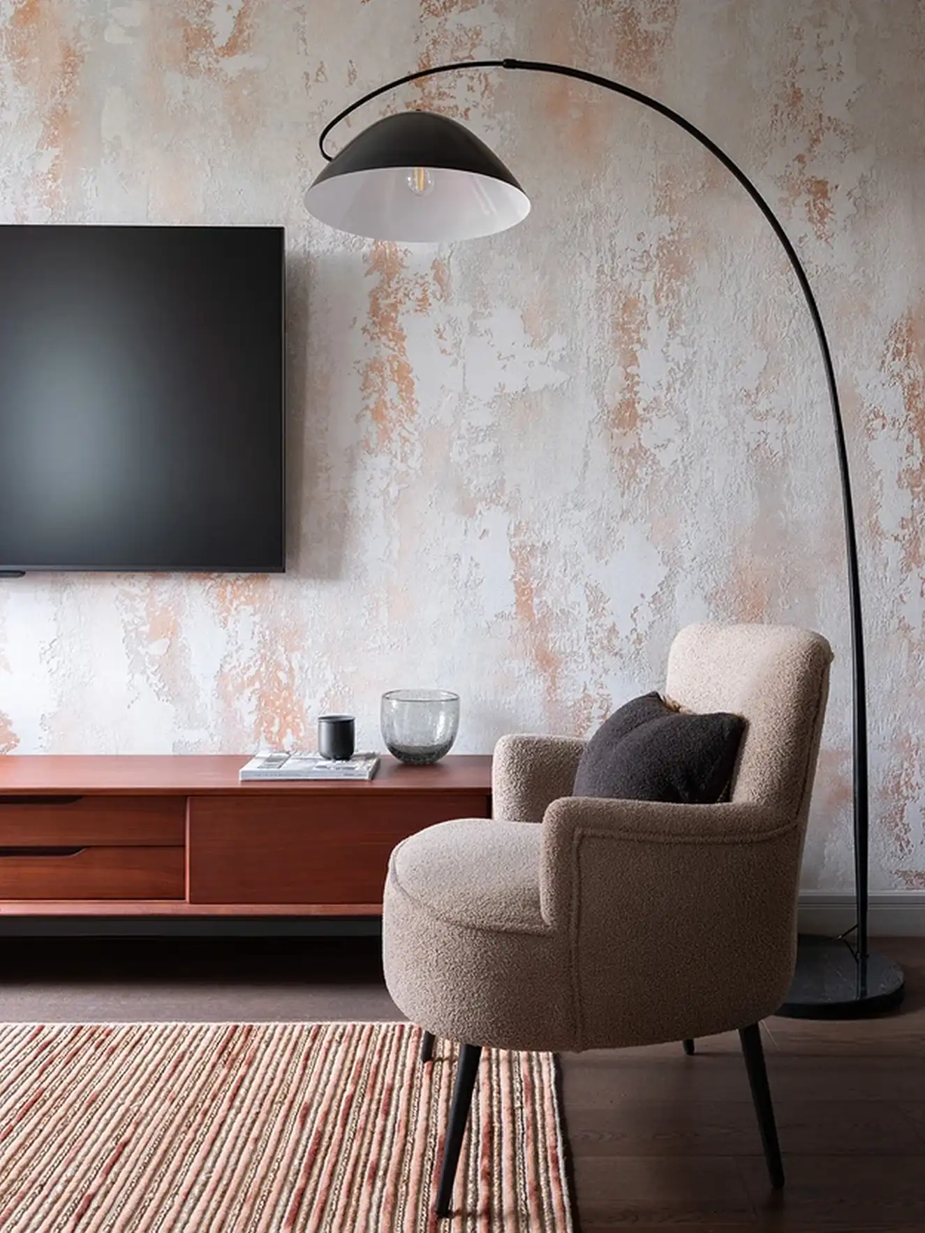 Századközepi modern részletek, zöld hangsúlyok és kortárs művészet 76 m²-en