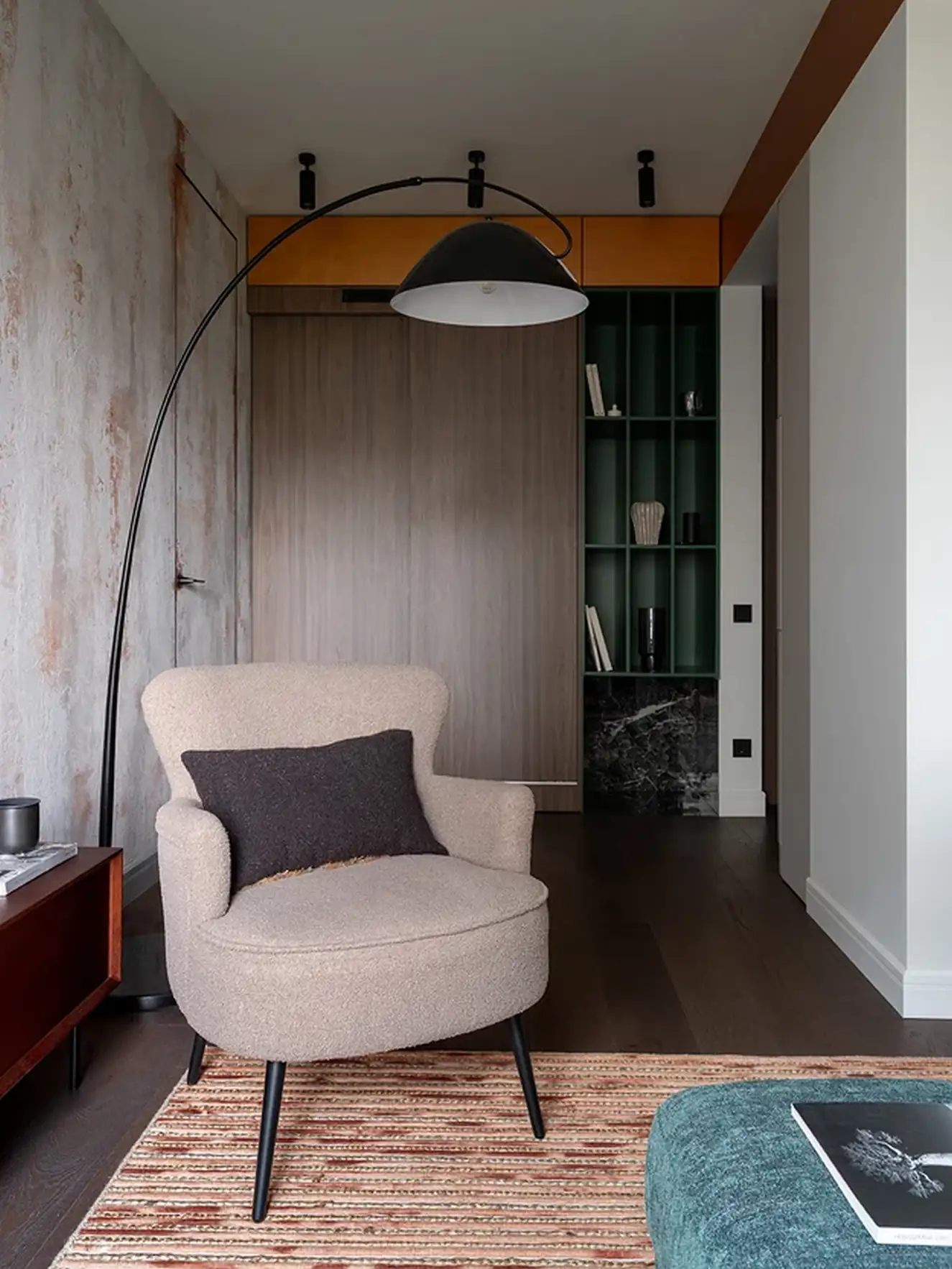 Századközepi modern részletek, zöld hangsúlyok és kortárs művészet 76 m²-en