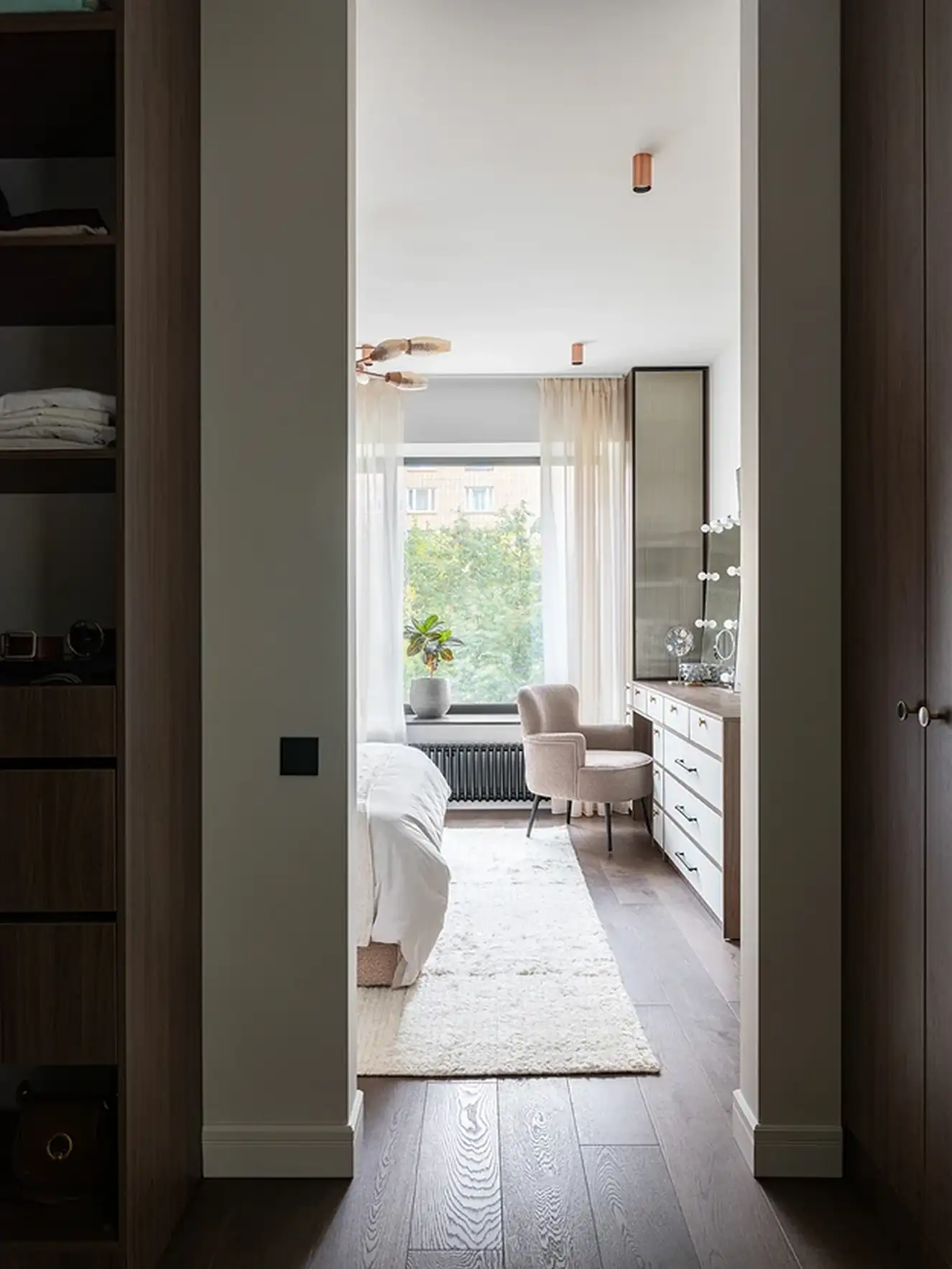 Századközepi modern részletek, zöld hangsúlyok és kortárs művészet 76 m²-en