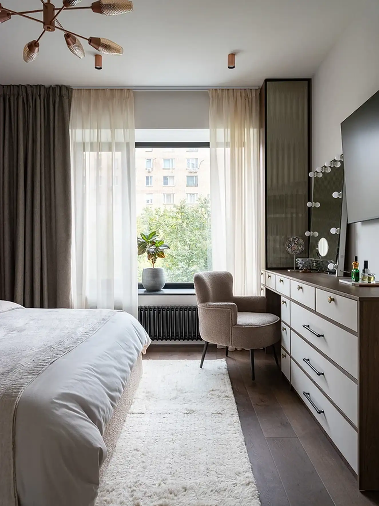 Századközepi modern részletek, zöld hangsúlyok és kortárs művészet 76 m²-en