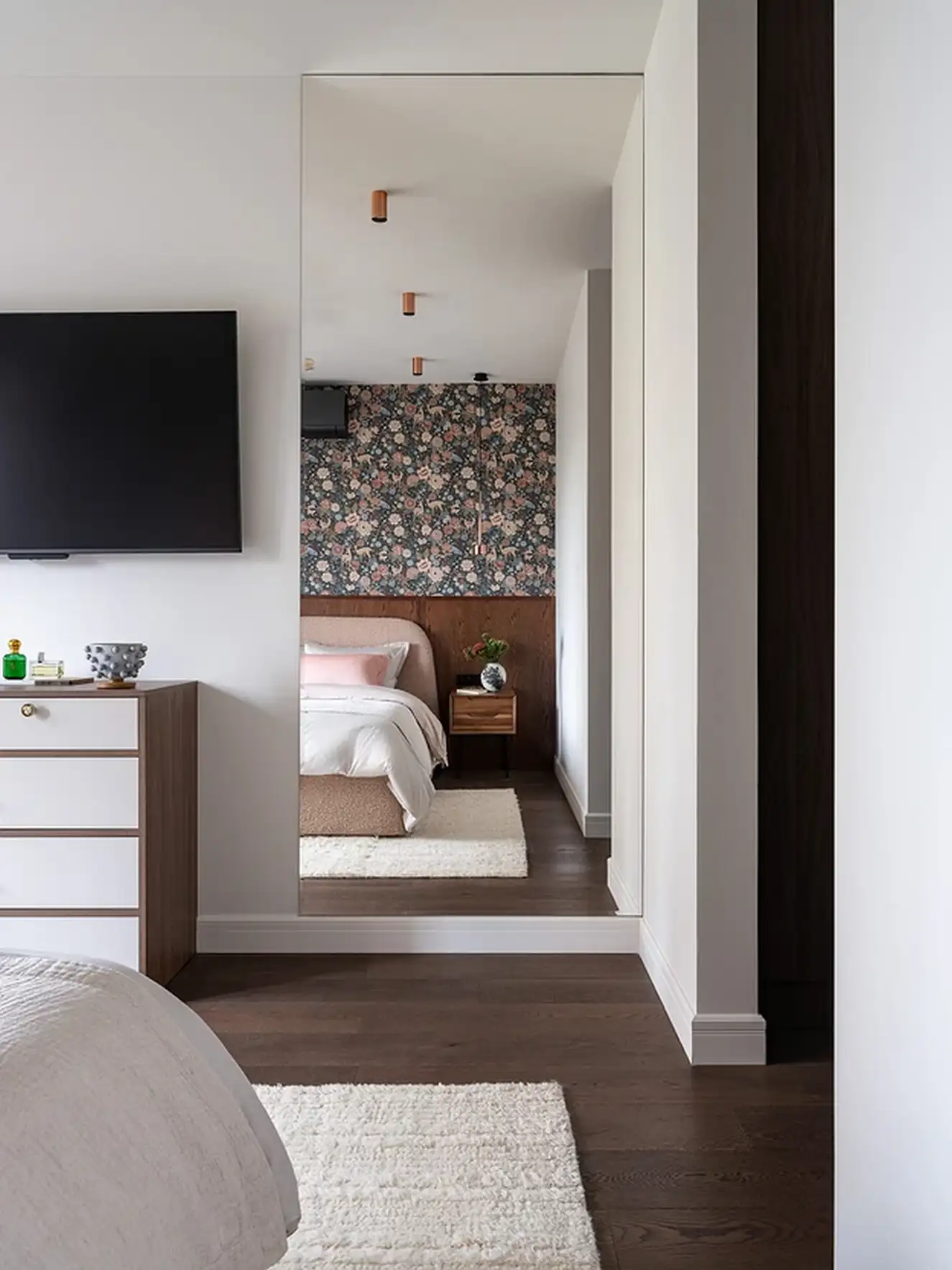 Századközepi modern részletek, zöld hangsúlyok és kortárs művészet 76 m²-en