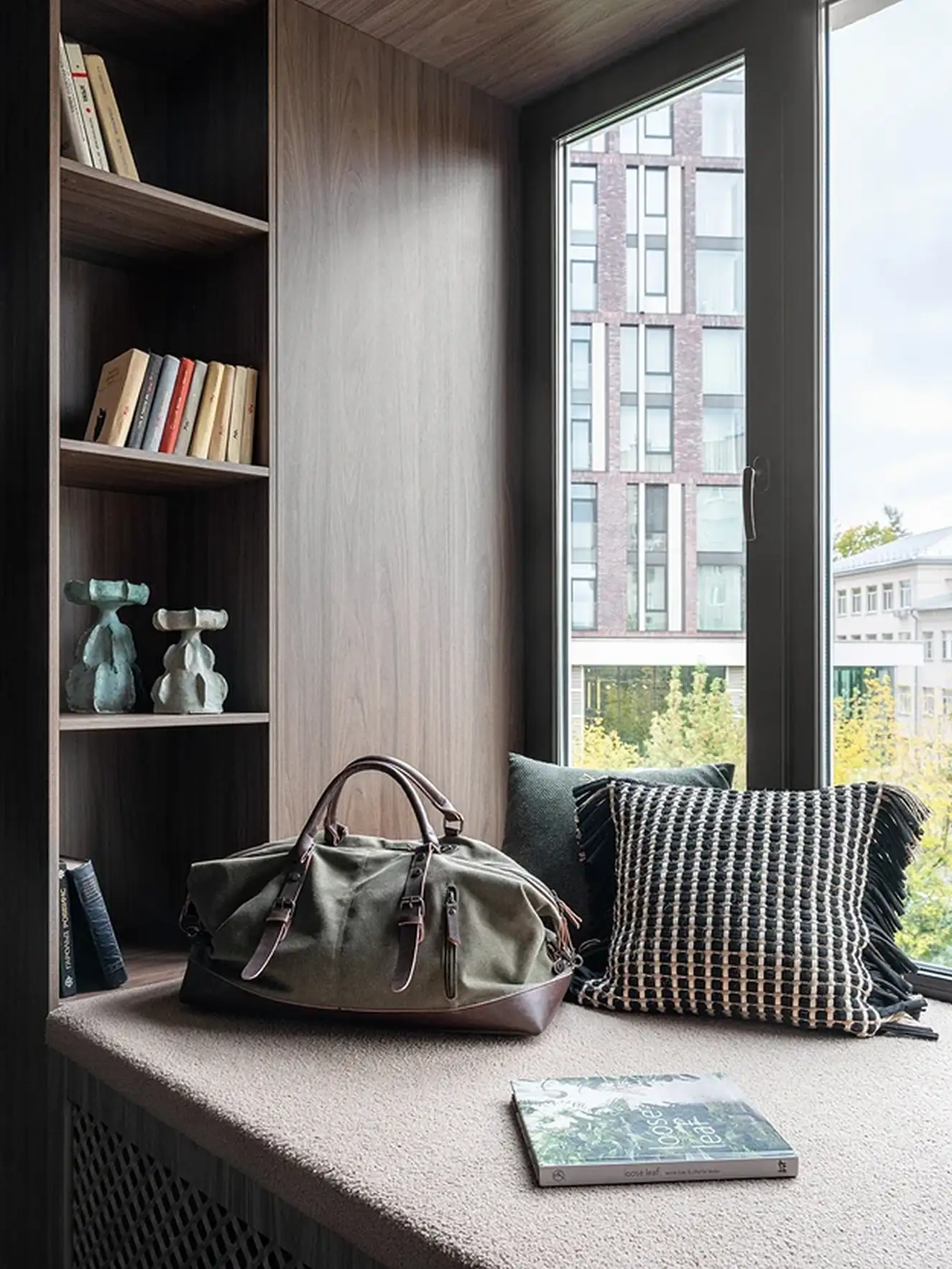 Századközepi modern részletek, zöld hangsúlyok és kortárs művészet 76 m²-en