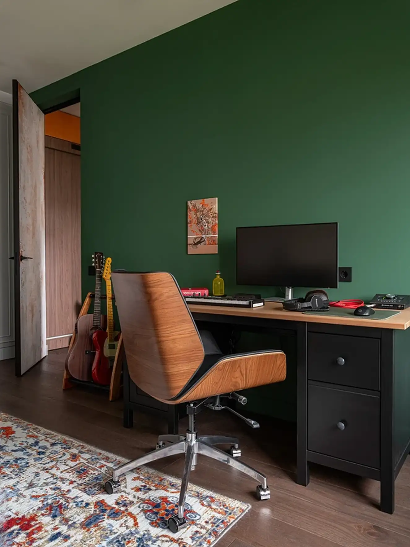Századközepi modern részletek, zöld hangsúlyok és kortárs művészet 76 m²-en