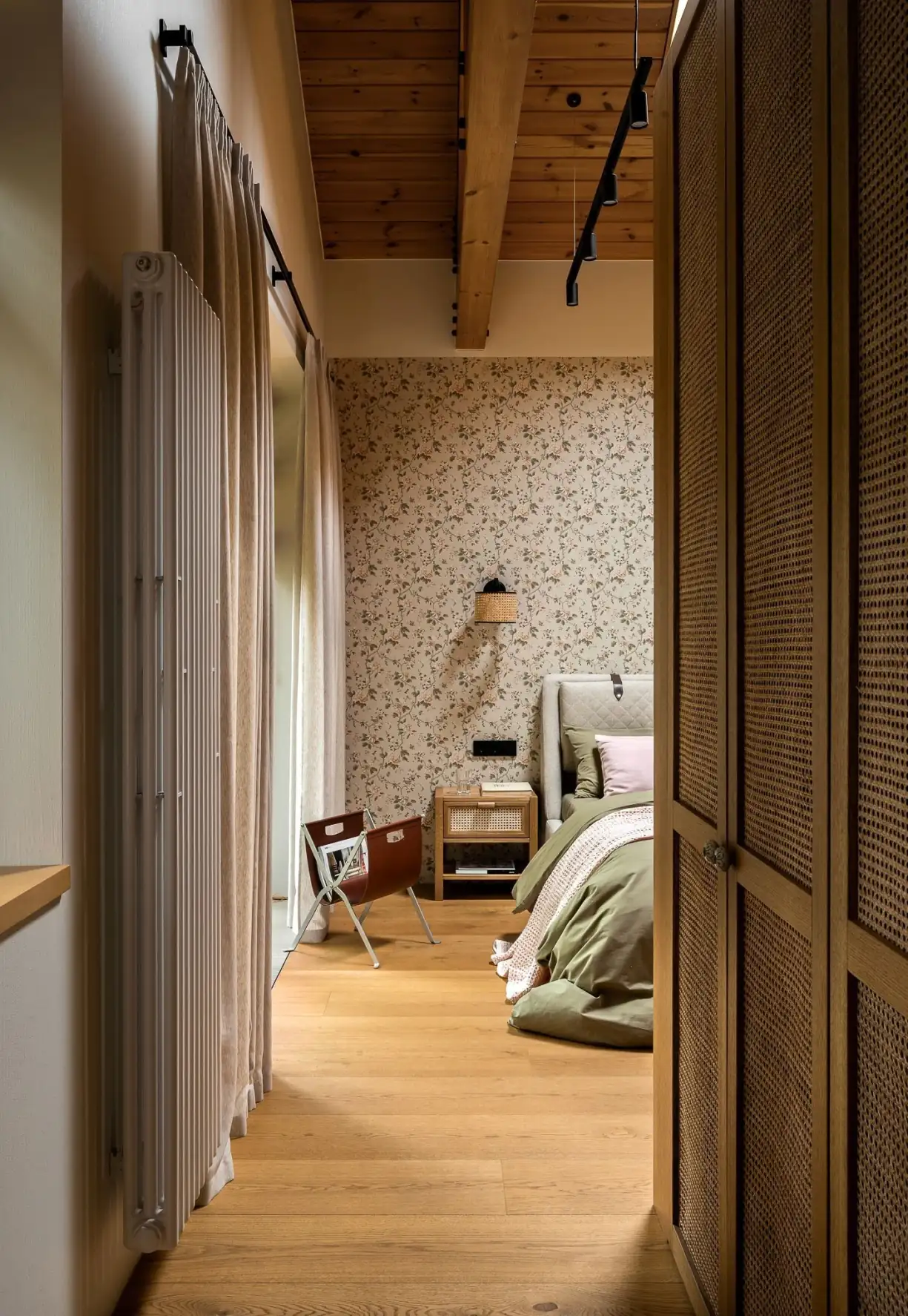 Családi ház visszafogott, természetközeli enteriőrrel, szaunával és edzőteremmel, 150 m2
