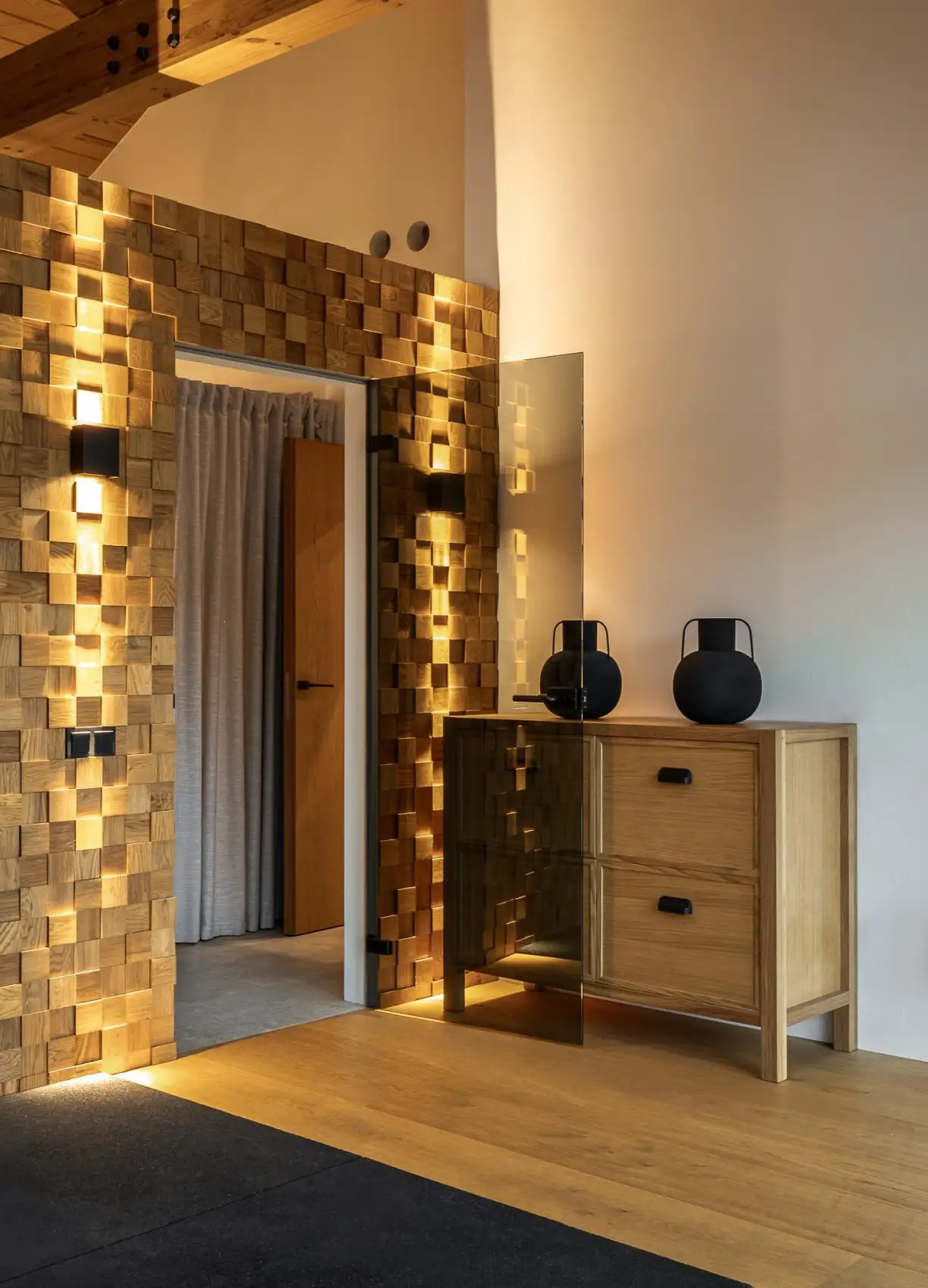 Családi ház visszafogott, természetközeli enteriőrrel, szaunával és edzőteremmel, 150 m2