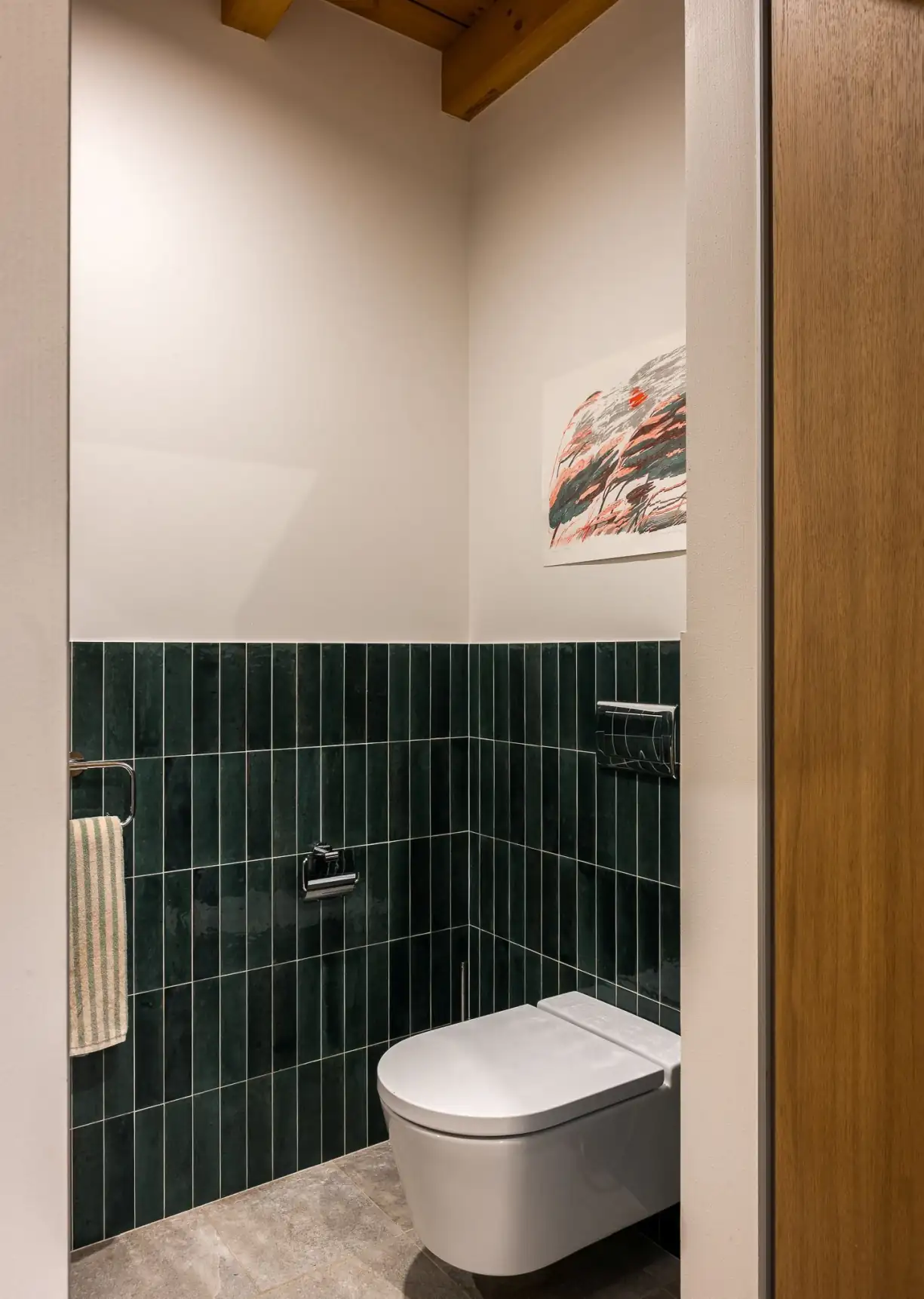 Családi ház visszafogott, természetközeli enteriőrrel, szaunával és edzőteremmel, 150 m2