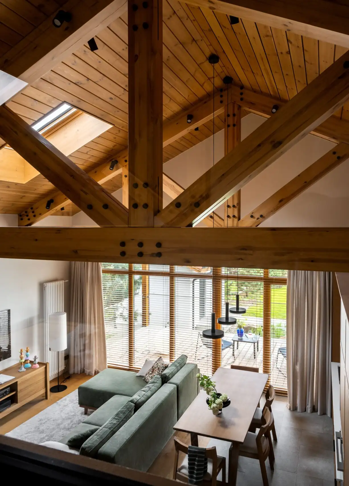 Családi ház visszafogott, természetközeli enteriőrrel, szaunával és edzőteremmel, 150 m2