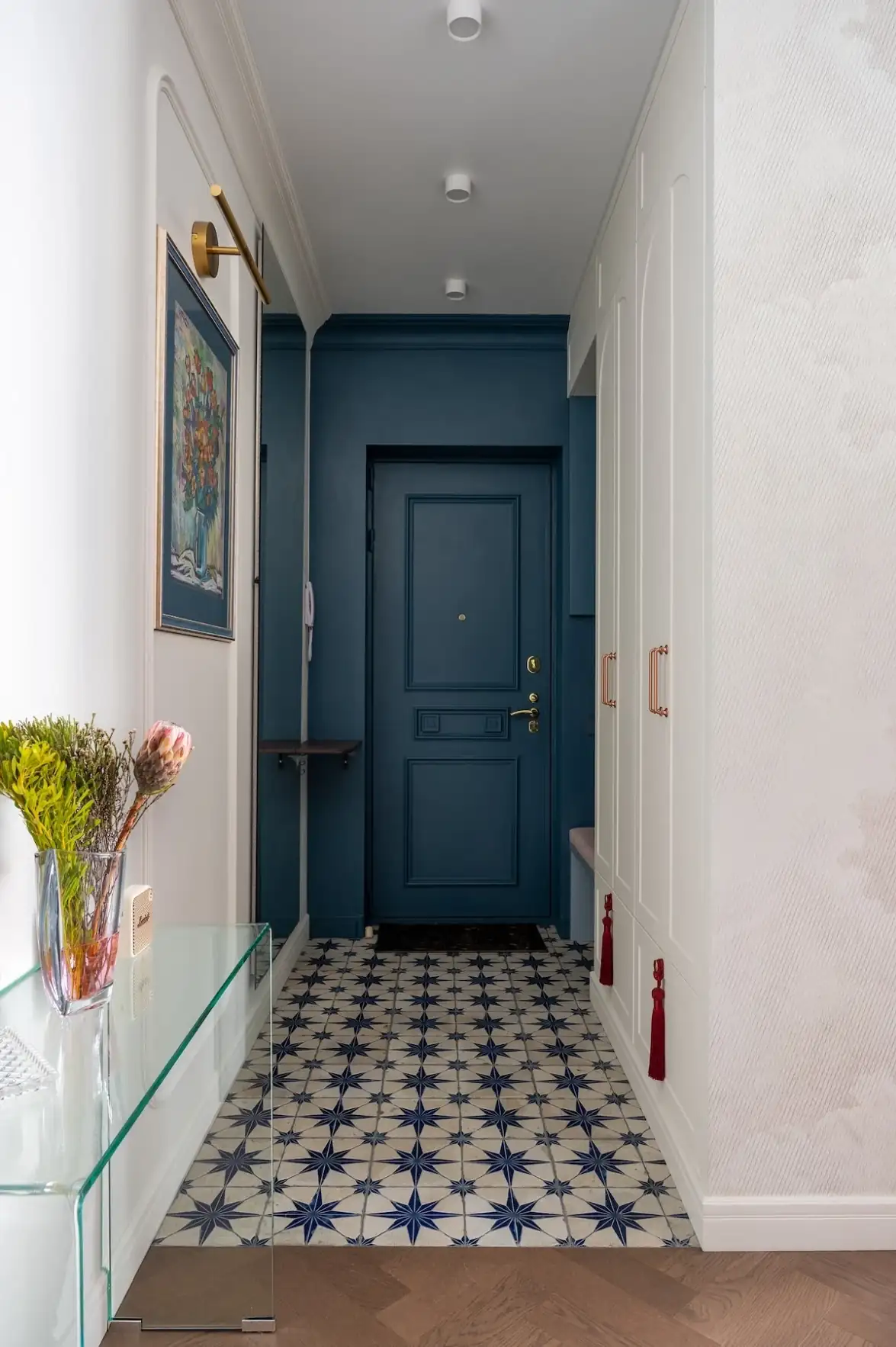Klasszikus részletek és merész színek egy karakteres, 52 m²-es lakásban