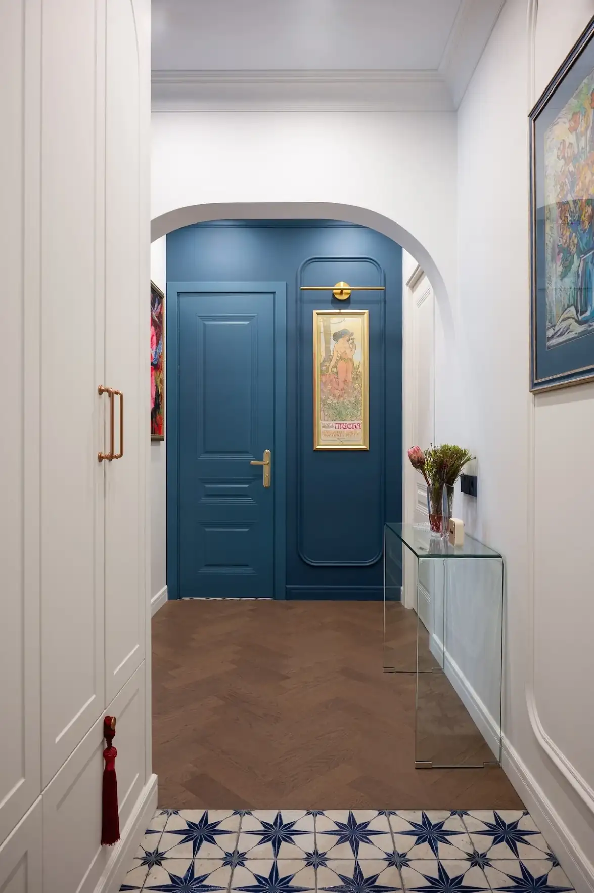 Klasszikus részletek és merész színek egy karakteres, 52 m²-es lakásban