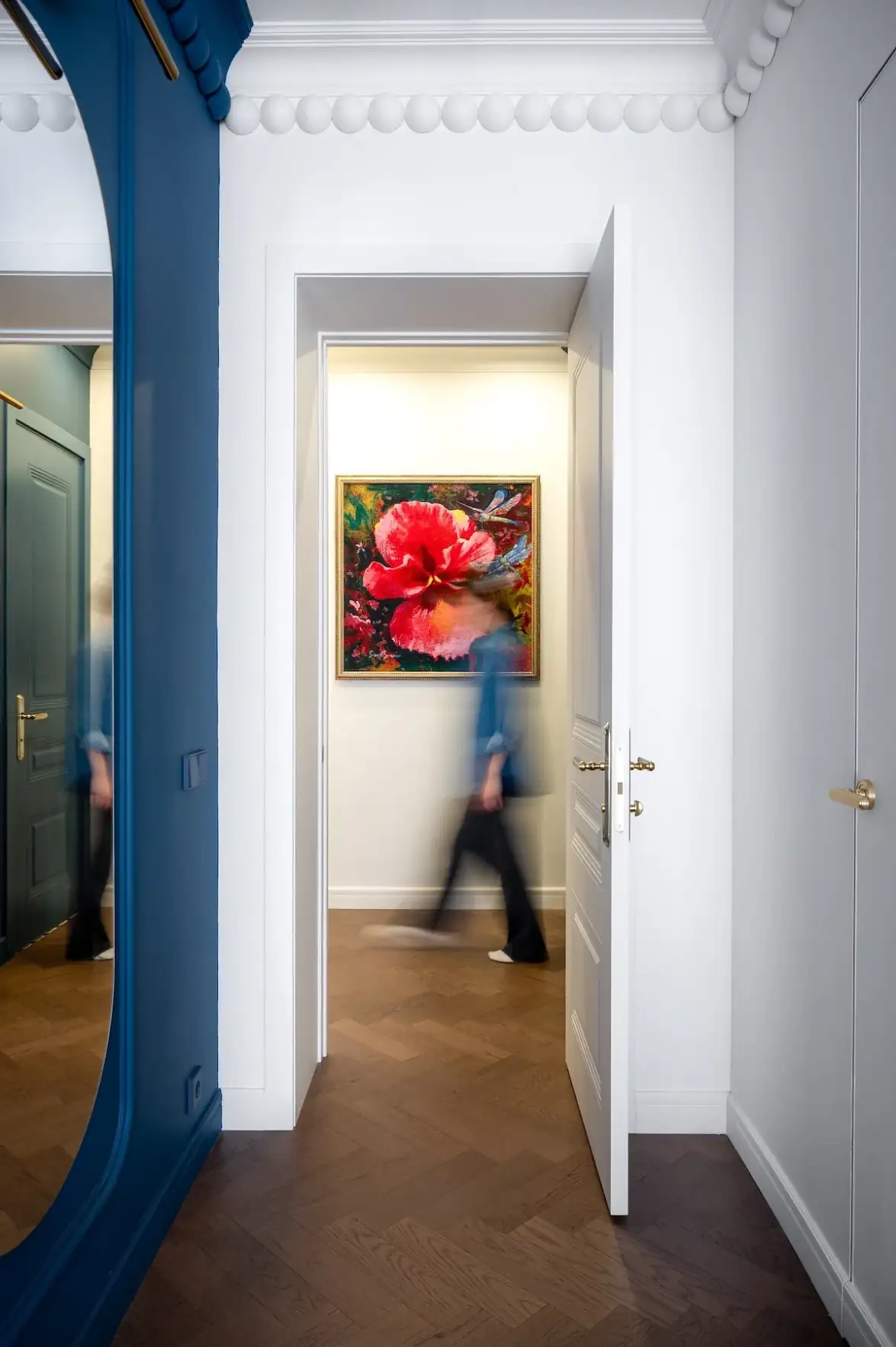 Klasszikus részletek és merész színek egy karakteres, 52 m²-es lakásban
