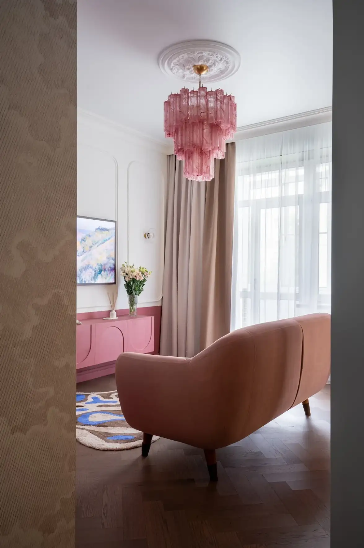 Klasszikus részletek és merész színek egy karakteres, 52 m²-es lakásban