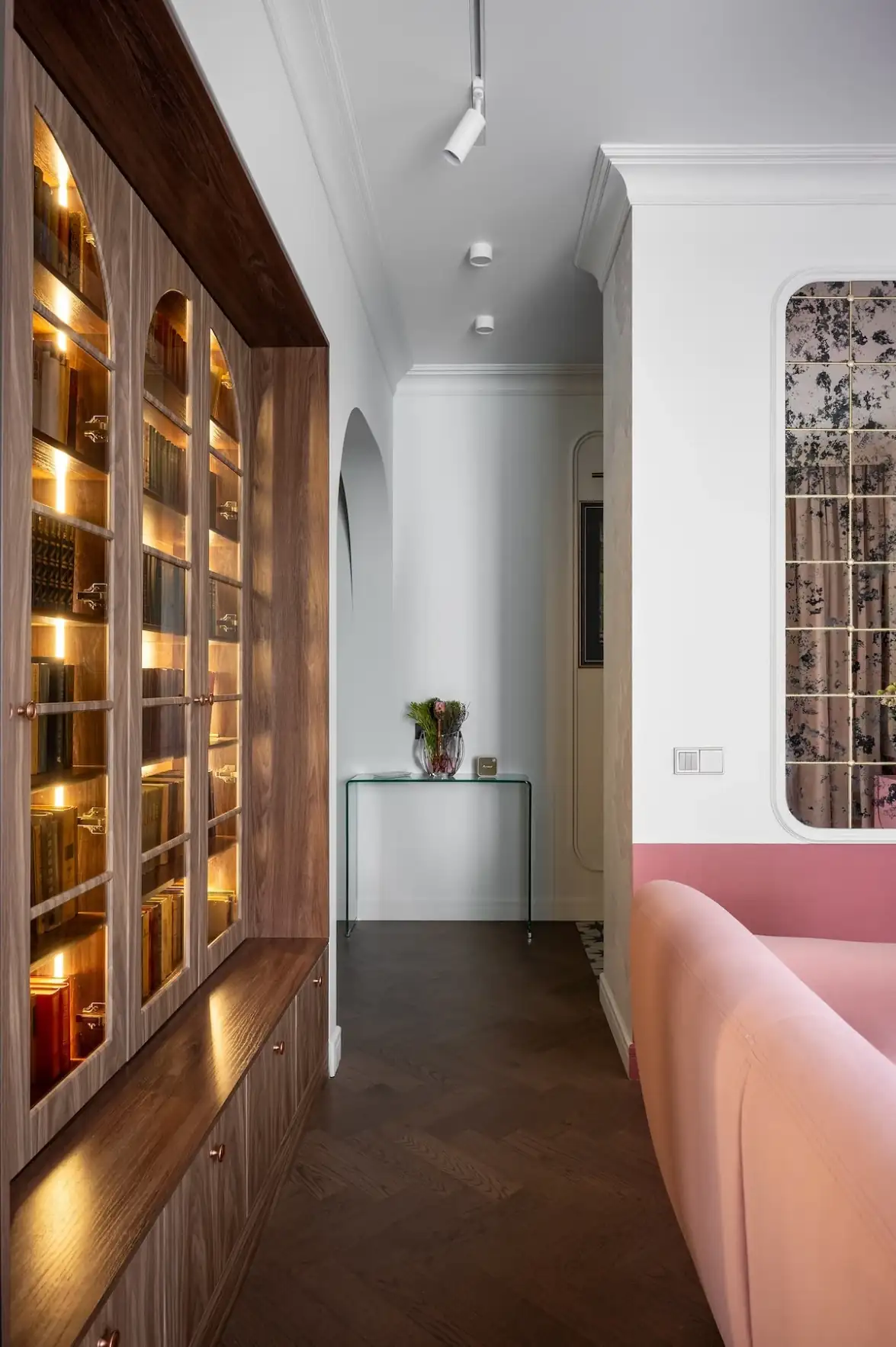 Klasszikus részletek és merész színek egy karakteres, 52 m²-es lakásban