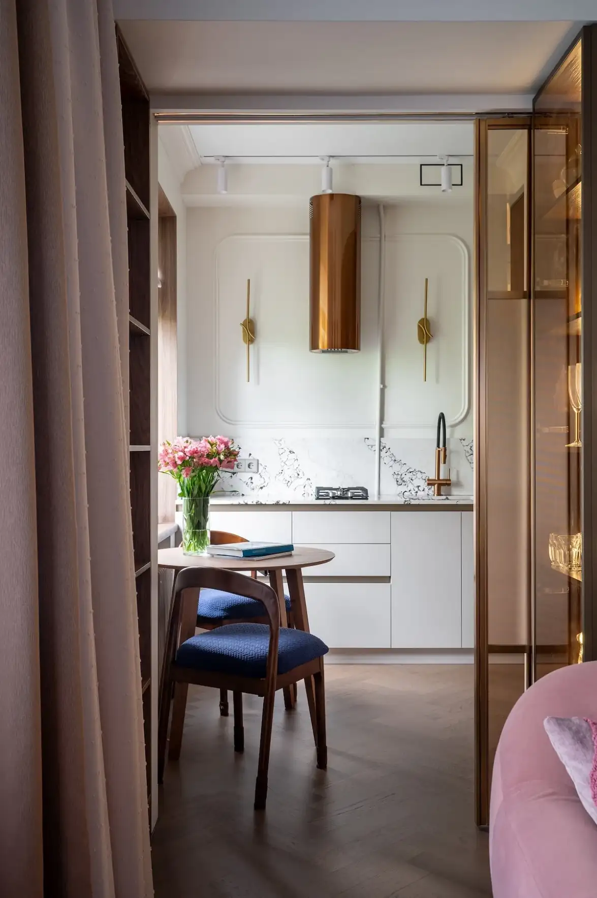 Klasszikus részletek és merész színek egy karakteres, 52 m²-es lakásban