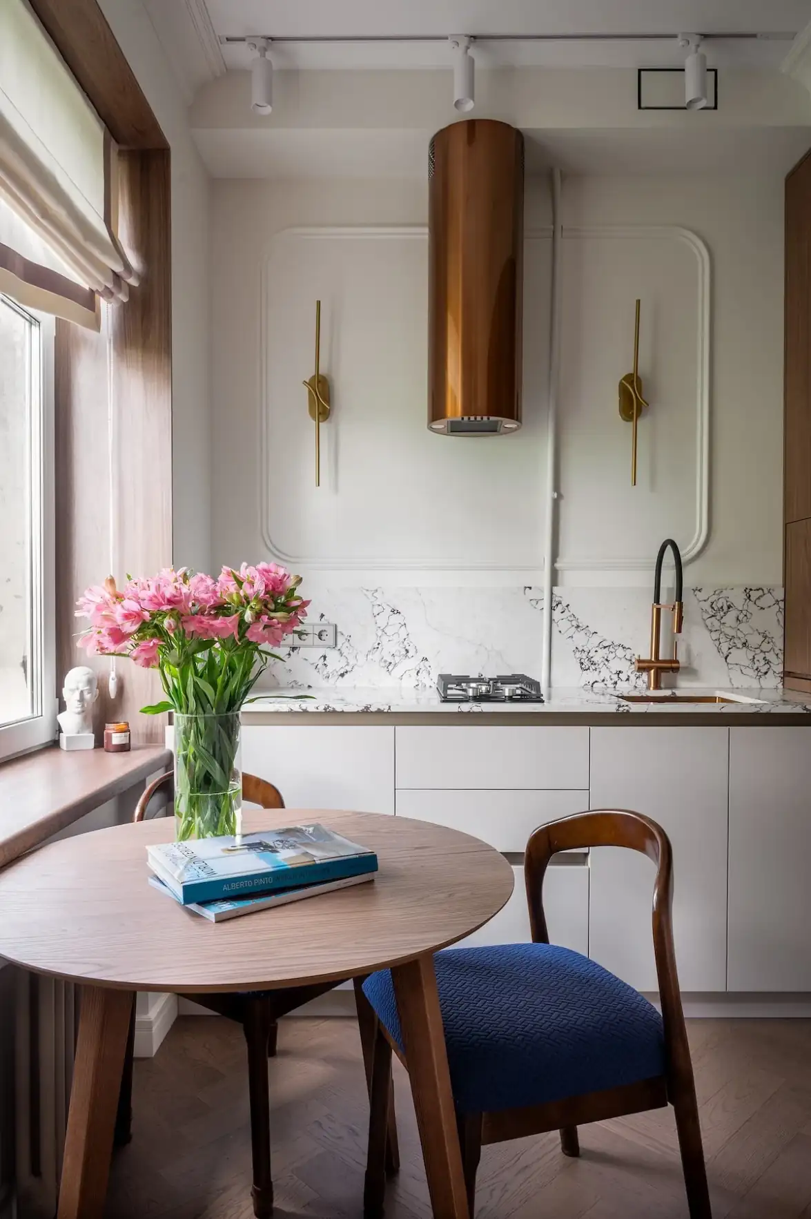 Klasszikus részletek és merész színek egy karakteres, 52 m²-es lakásban