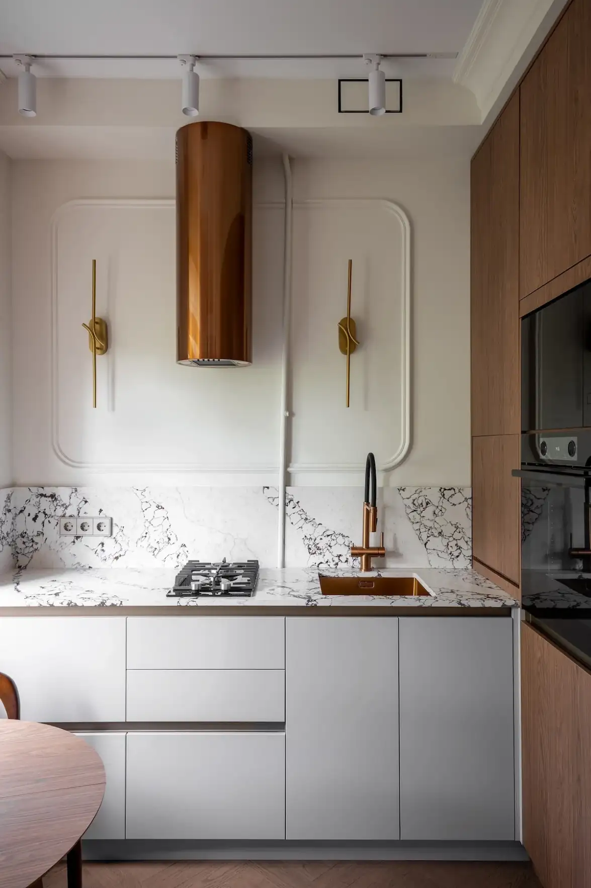 Klasszikus részletek és merész színek egy karakteres, 52 m²-es lakásban