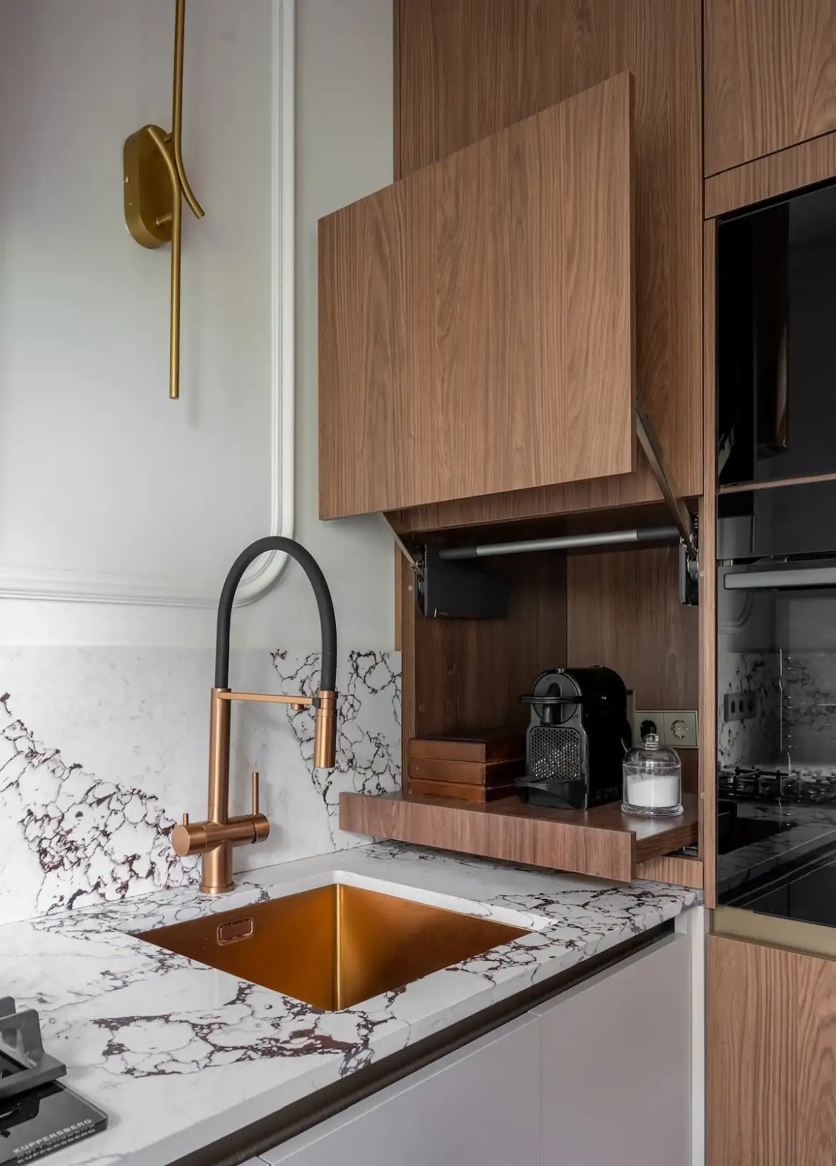 Klasszikus részletek és merész színek egy karakteres, 52 m²-es lakásban