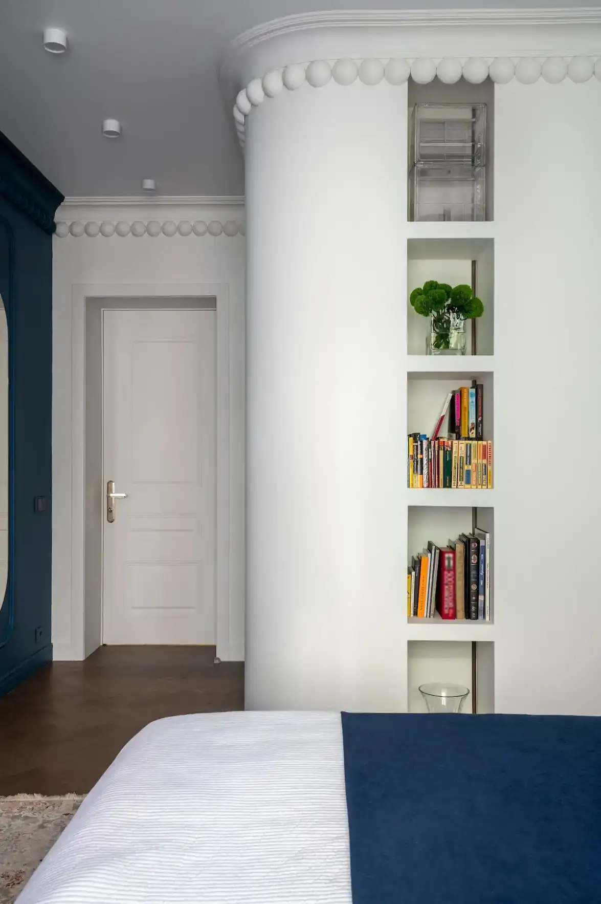 Klasszikus részletek és merész színek egy karakteres, 52 m²-es lakásban