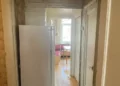 Klasszikus részletek és merész színek egy karakteres, 52 m²-es lakásban