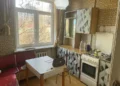 Klasszikus részletek és merész színek egy karakteres, 52 m²-es lakásban