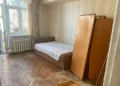 Klasszikus részletek és merész színek egy karakteres, 52 m²-es lakásban