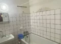 Klasszikus részletek és merész színek egy karakteres, 52 m²-es lakásban