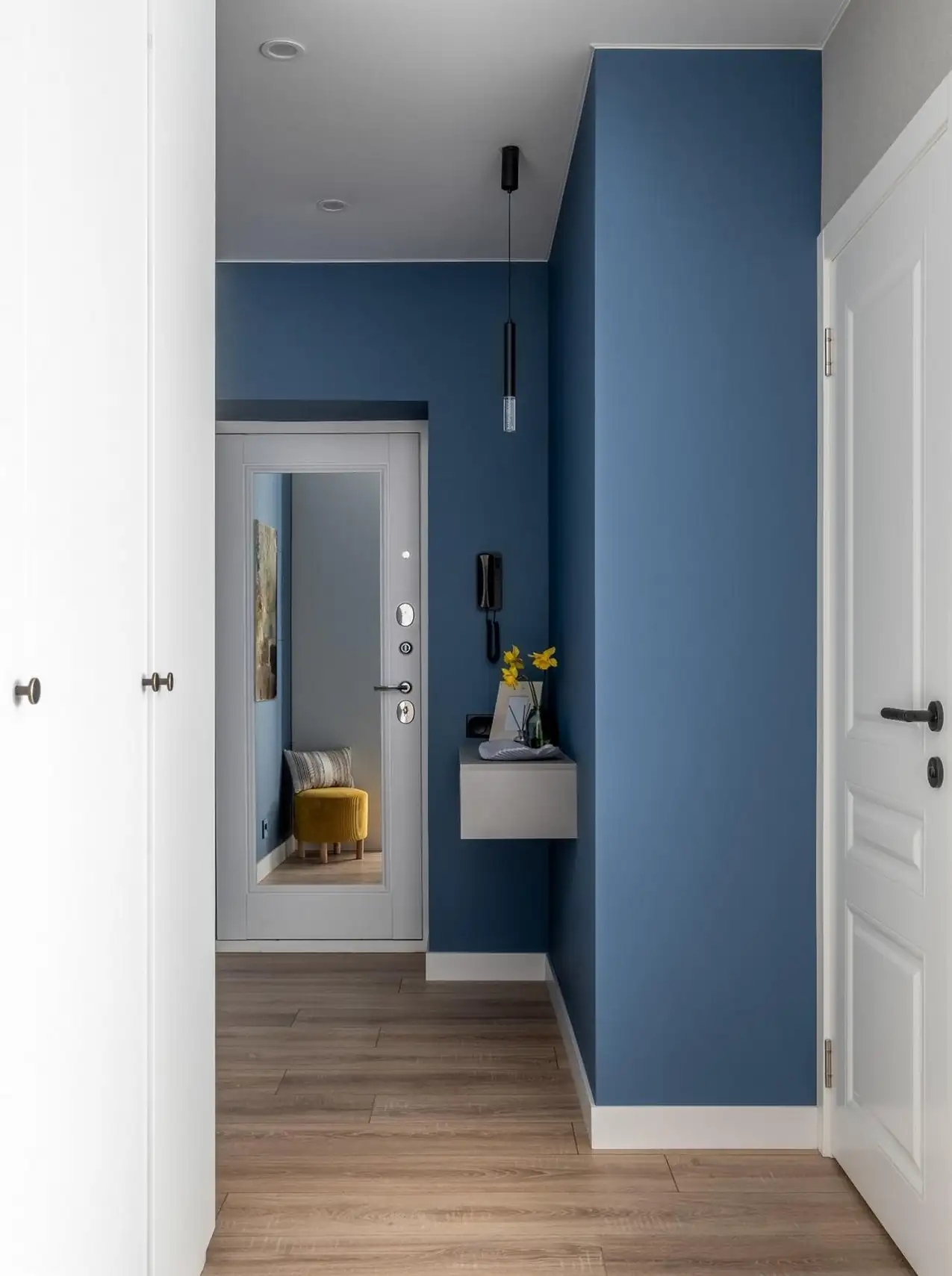 Karakteres színek, terrazzo és újragondolt kétszobás elosztás 43 m2-en