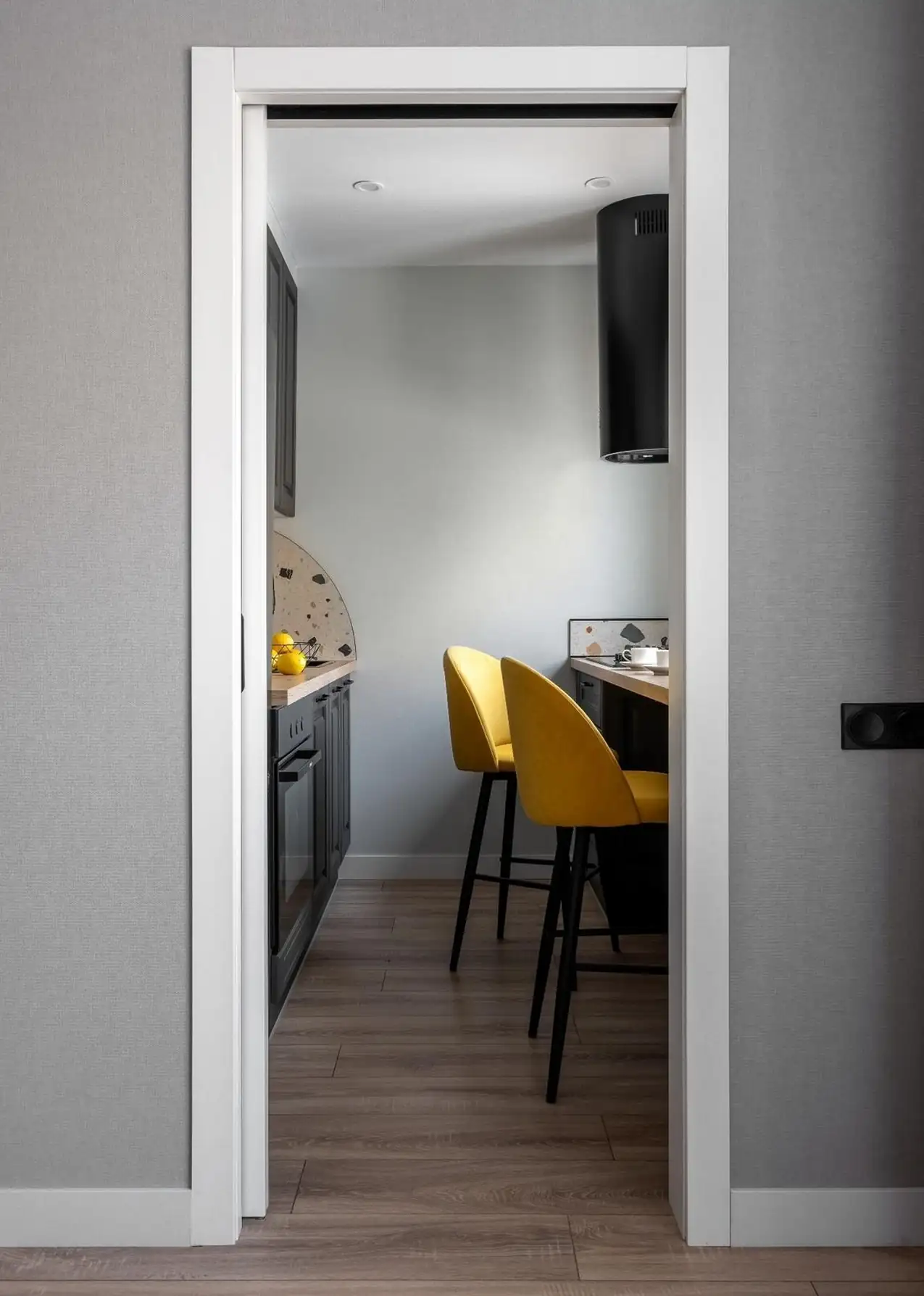 Karakteres színek, terrazzo és újragondolt kétszobás elosztás 43 m2-en