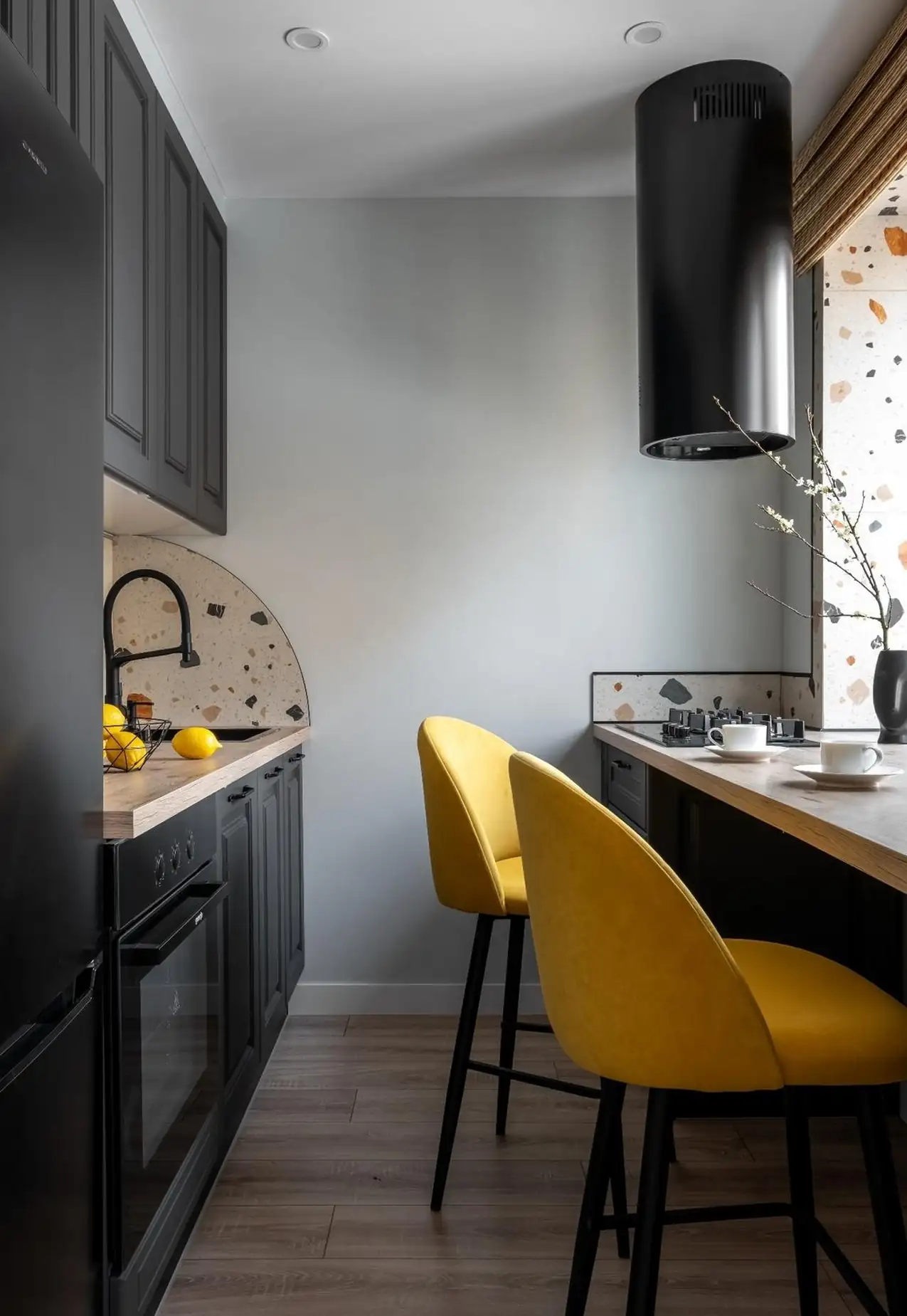 Karakteres színek, terrazzo és újragondolt kétszobás elosztás 43 m2-en