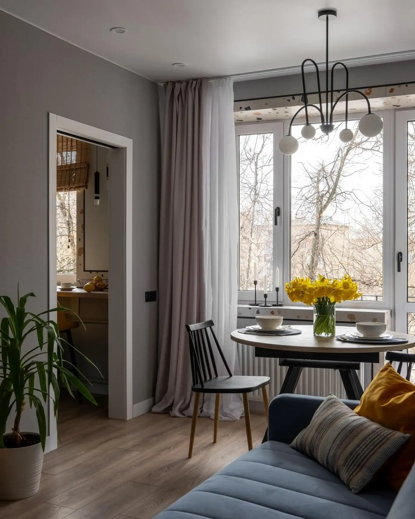 Karakteres színek, terrazzo és újragondolt kétszobás elosztás 43 m2-en