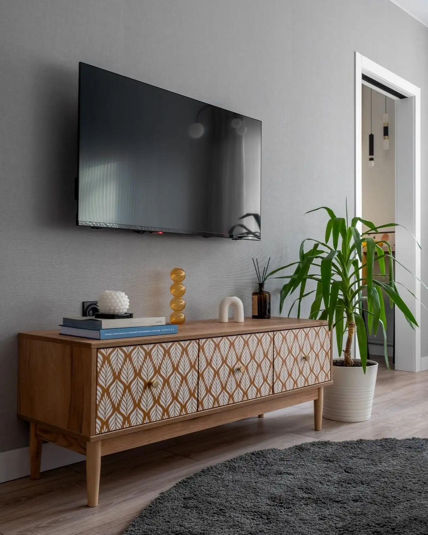 Karakteres színek, terrazzo és újragondolt kétszobás elosztás 43 m2-en