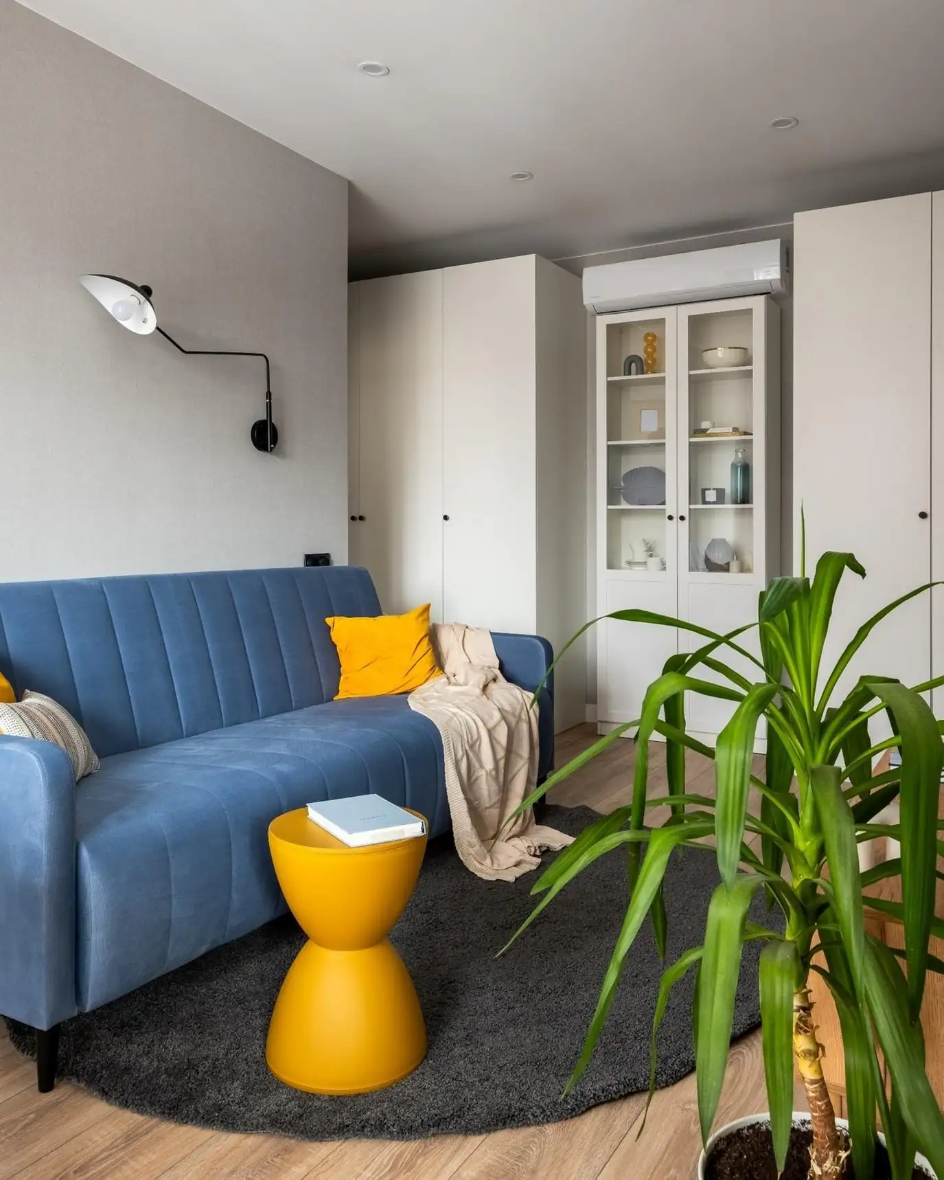 Karakteres színek, terrazzo és újragondolt kétszobás elosztás 43 m2-en