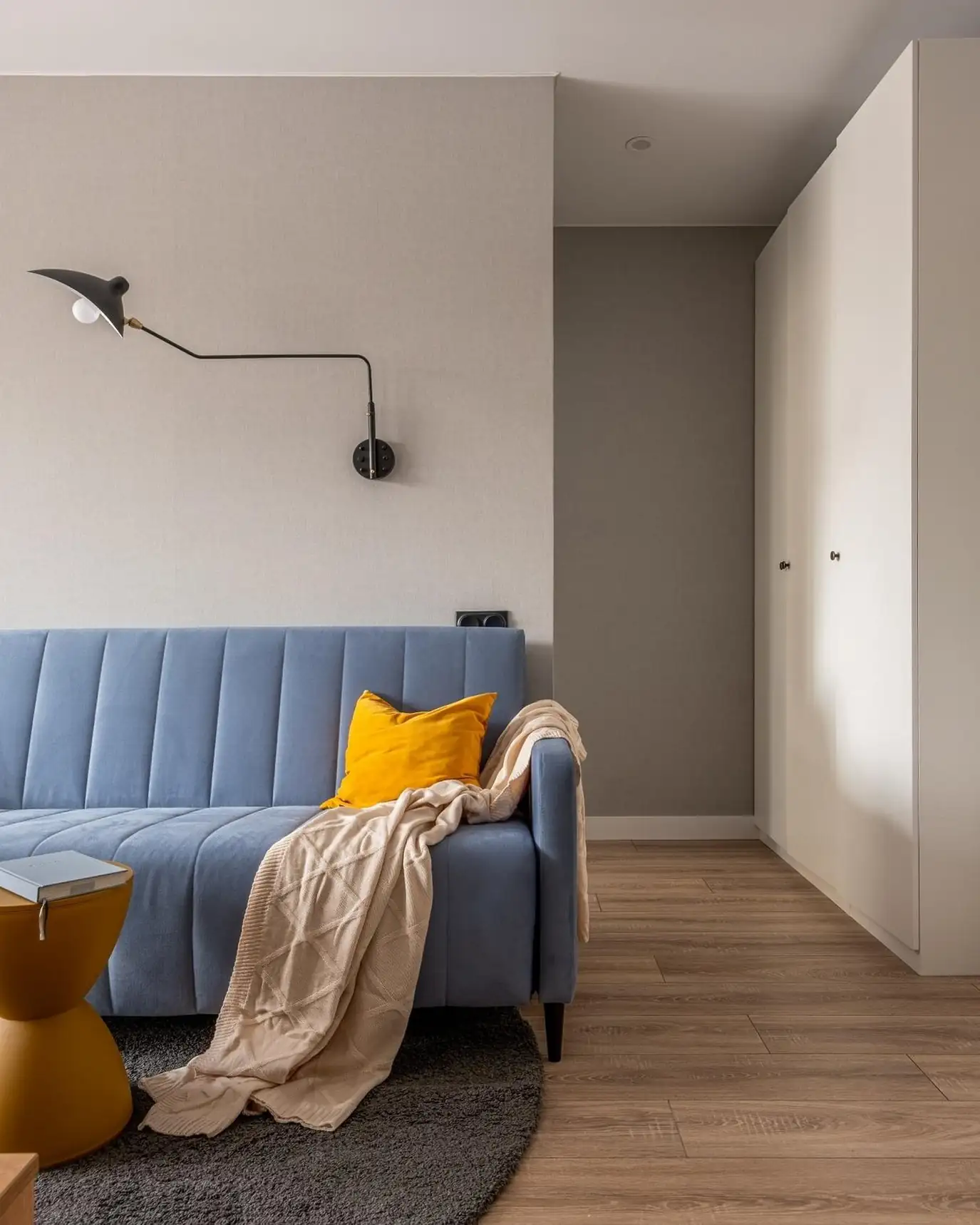 Karakteres színek, terrazzo és újragondolt kétszobás elosztás 43 m2-en