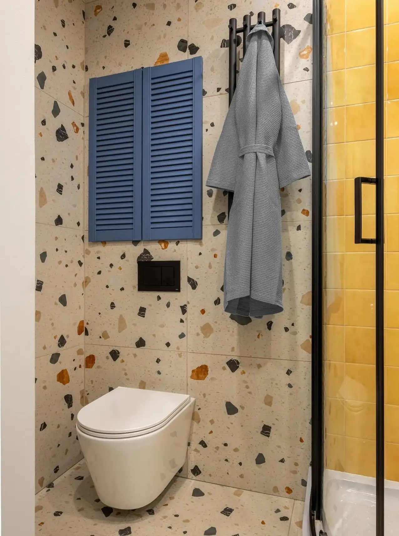 Karakteres színek, terrazzo és újragondolt kétszobás elosztás 43 m2-en
