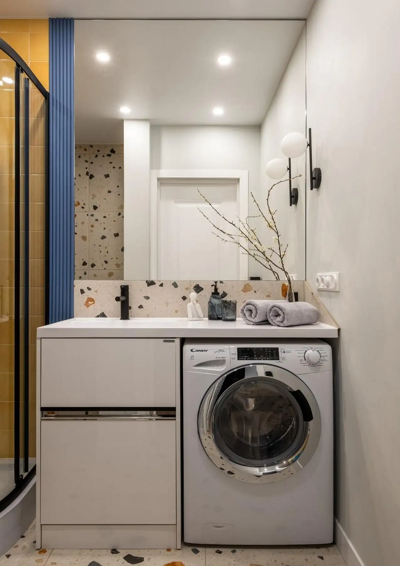 Karakteres színek, terrazzo és újragondolt kétszobás elosztás 43 m2-en