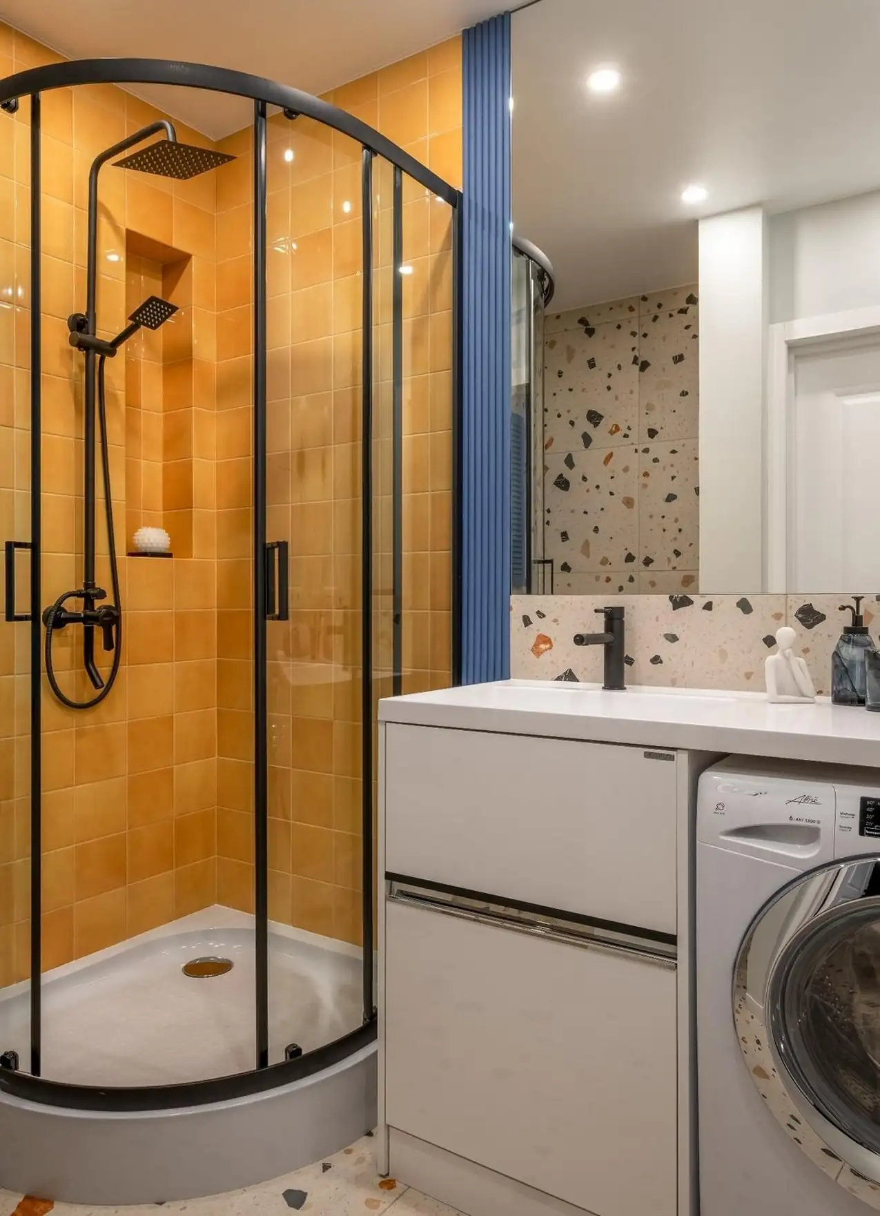 Karakteres színek, terrazzo és újragondolt kétszobás elosztás 43 m2-en