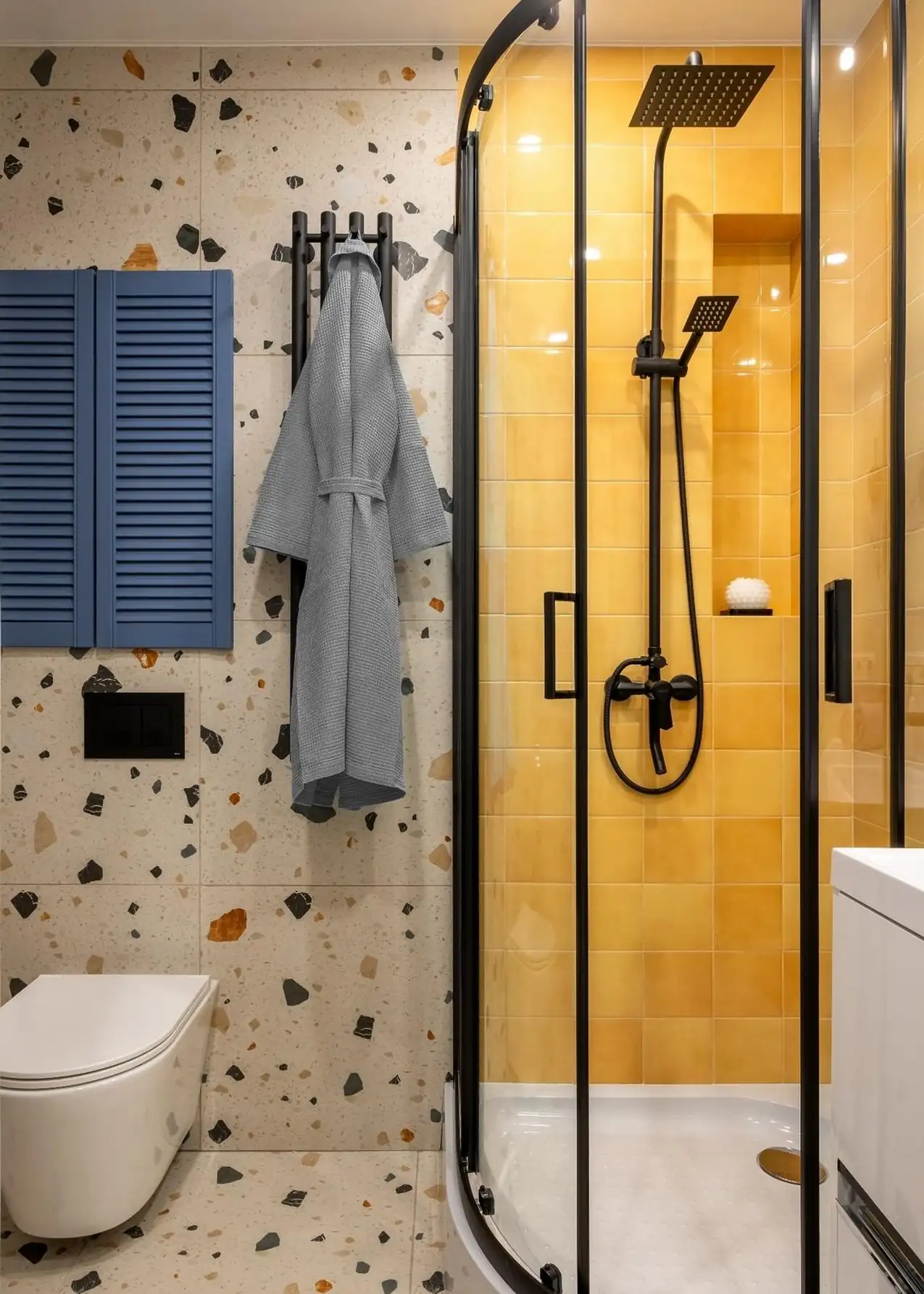 Karakteres színek, terrazzo és újragondolt kétszobás elosztás 43 m2-en
