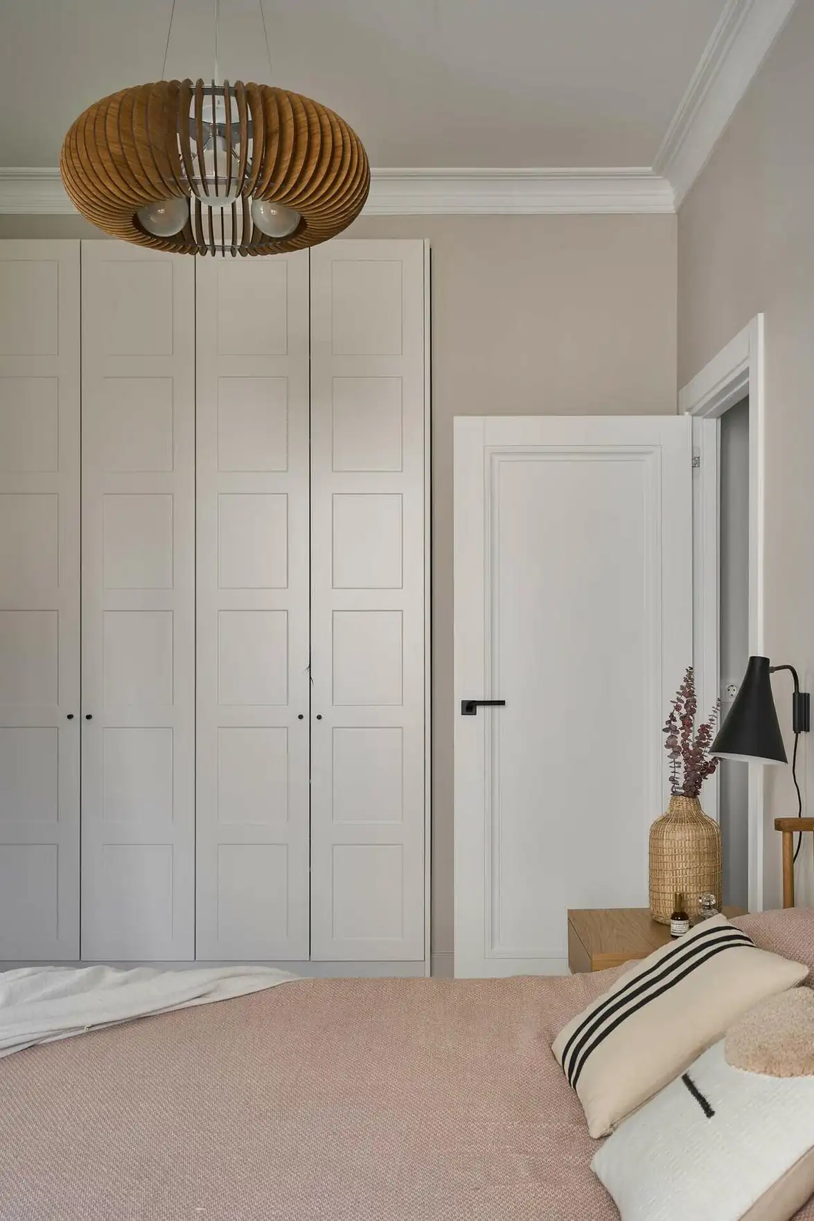 Öreg téglaépület kétszobás lakásának felújítása skandináv stílusban, 52 m²