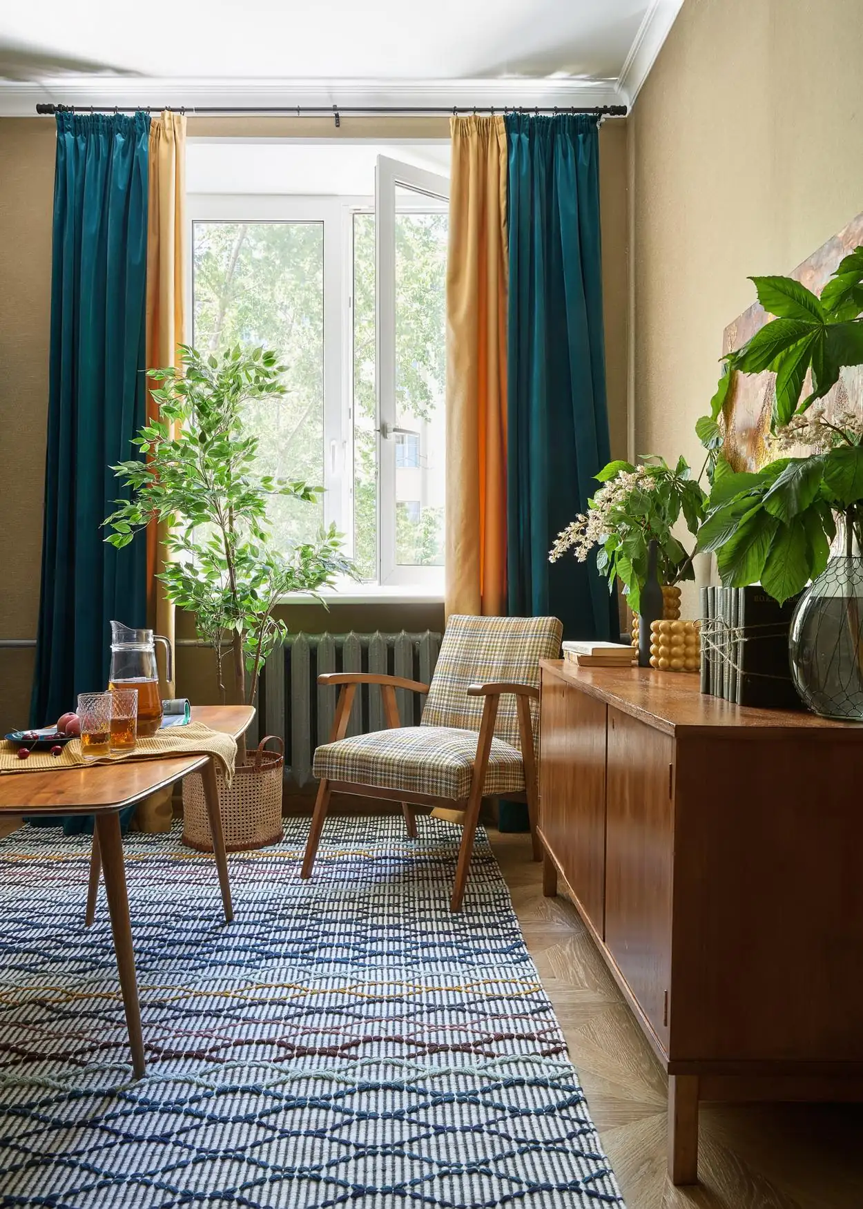 Terrazzo, mozaik és színes textilek kisebb felületeken