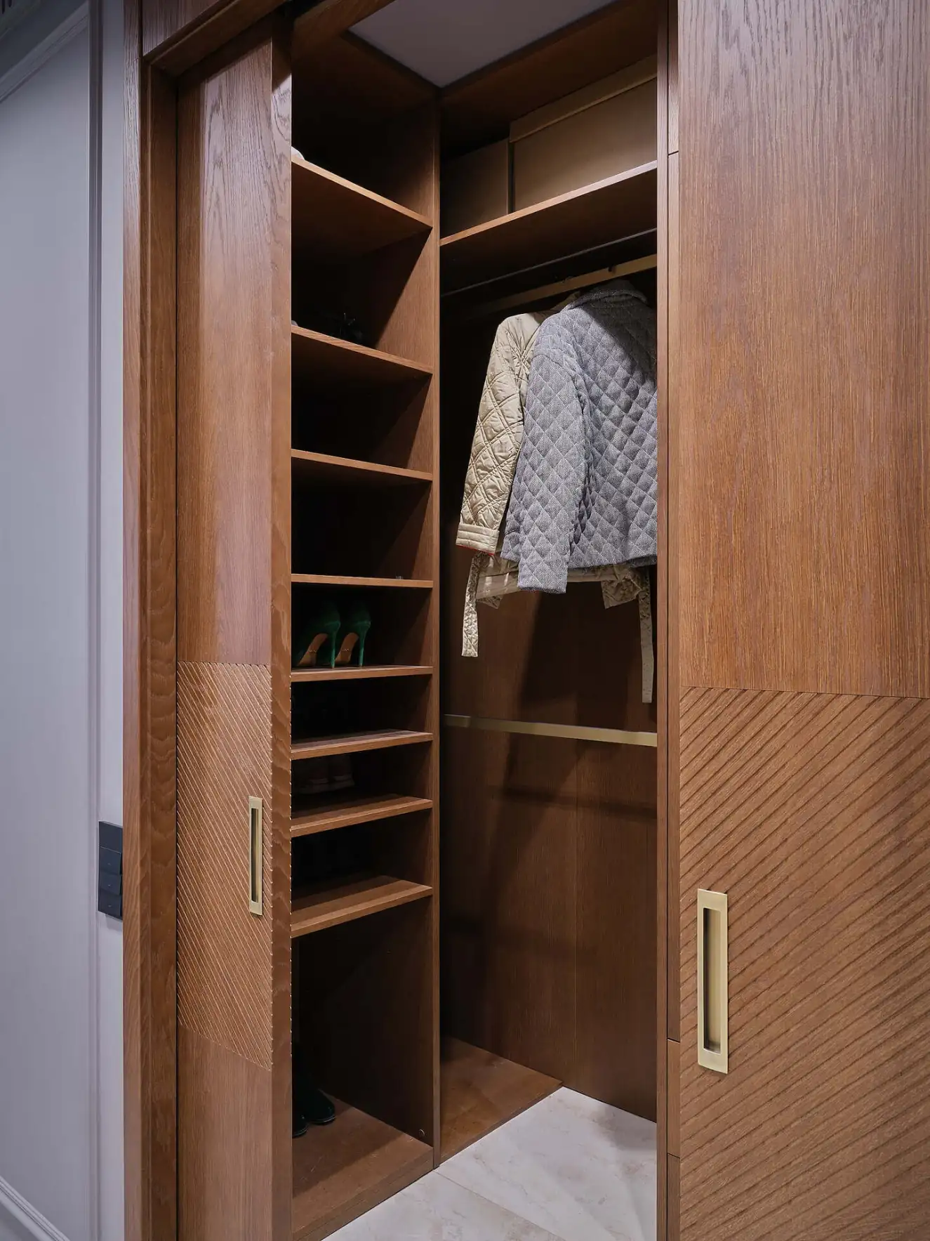 Enteriőr a csendes luxus jegyében, modern klasszikus stílus, art deco részletek