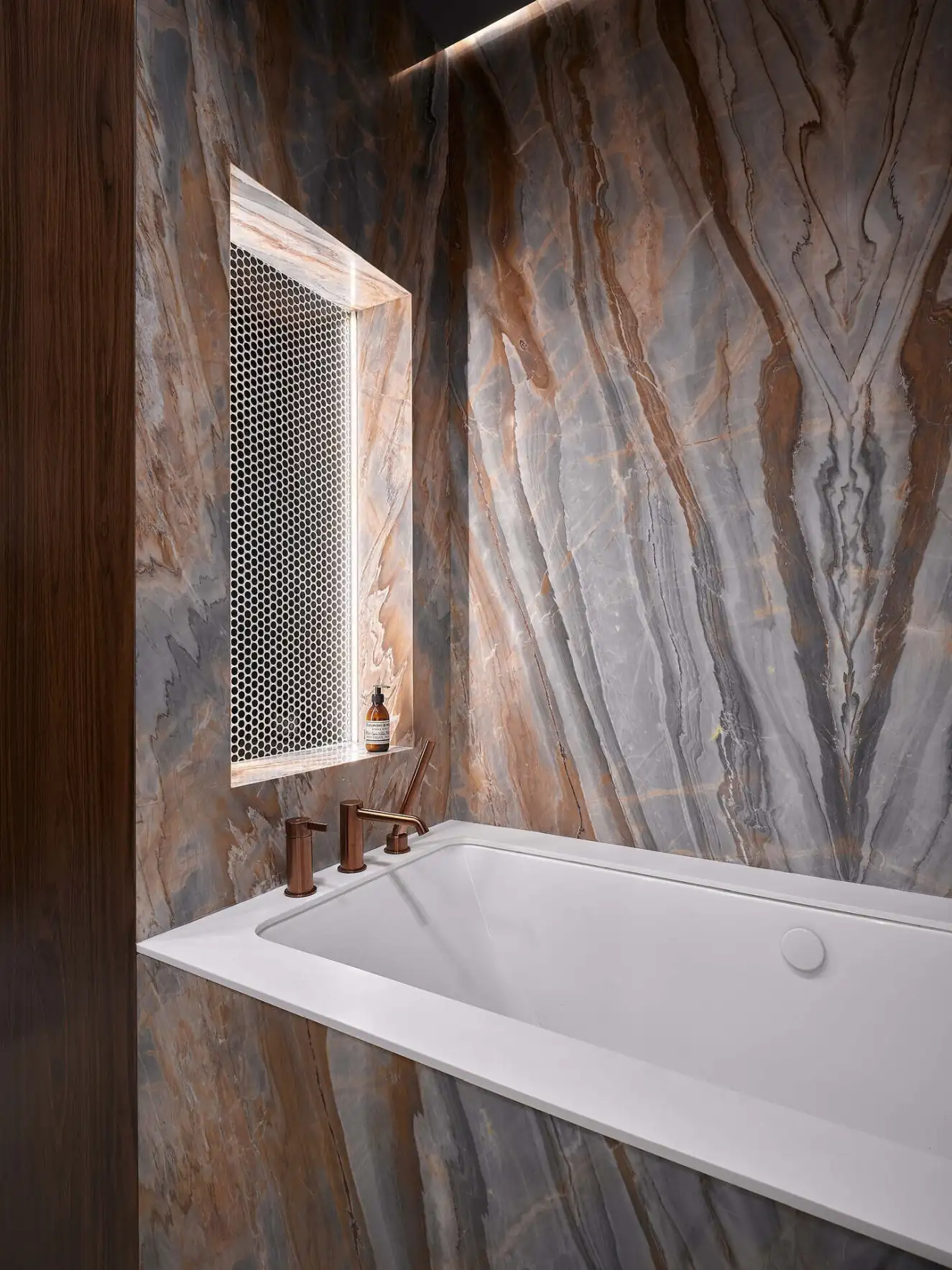 Enteriőr a csendes luxus jegyében, modern klasszikus stílus, art deco részletek