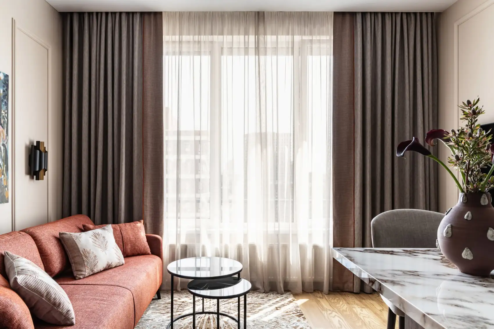 Csendes luxus: sötét fa, márványhatás és visszafogott elegancia