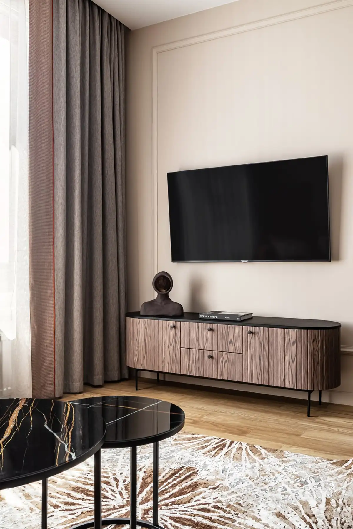 Csendes luxus: sötét fa, márványhatás és visszafogott elegancia