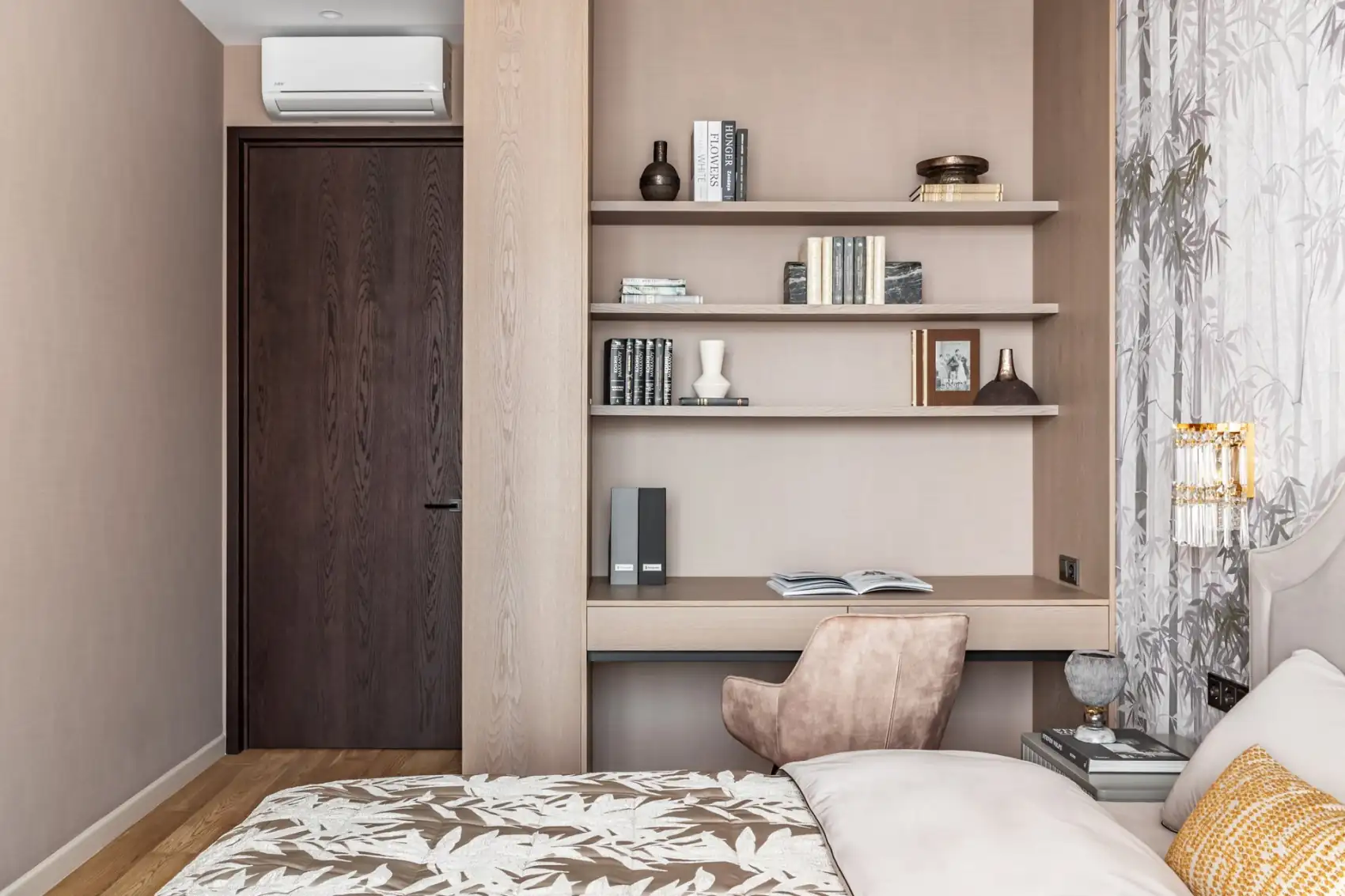 Csendes luxus: sötét fa, márványhatás és visszafogott elegancia