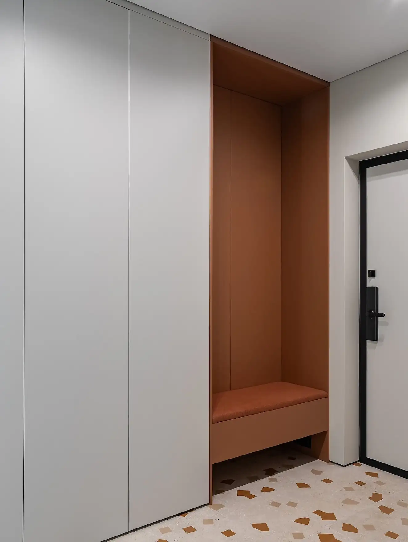 Dolgozósarok a szekrényben, konyhasziget, színes részletek 56 m2-en