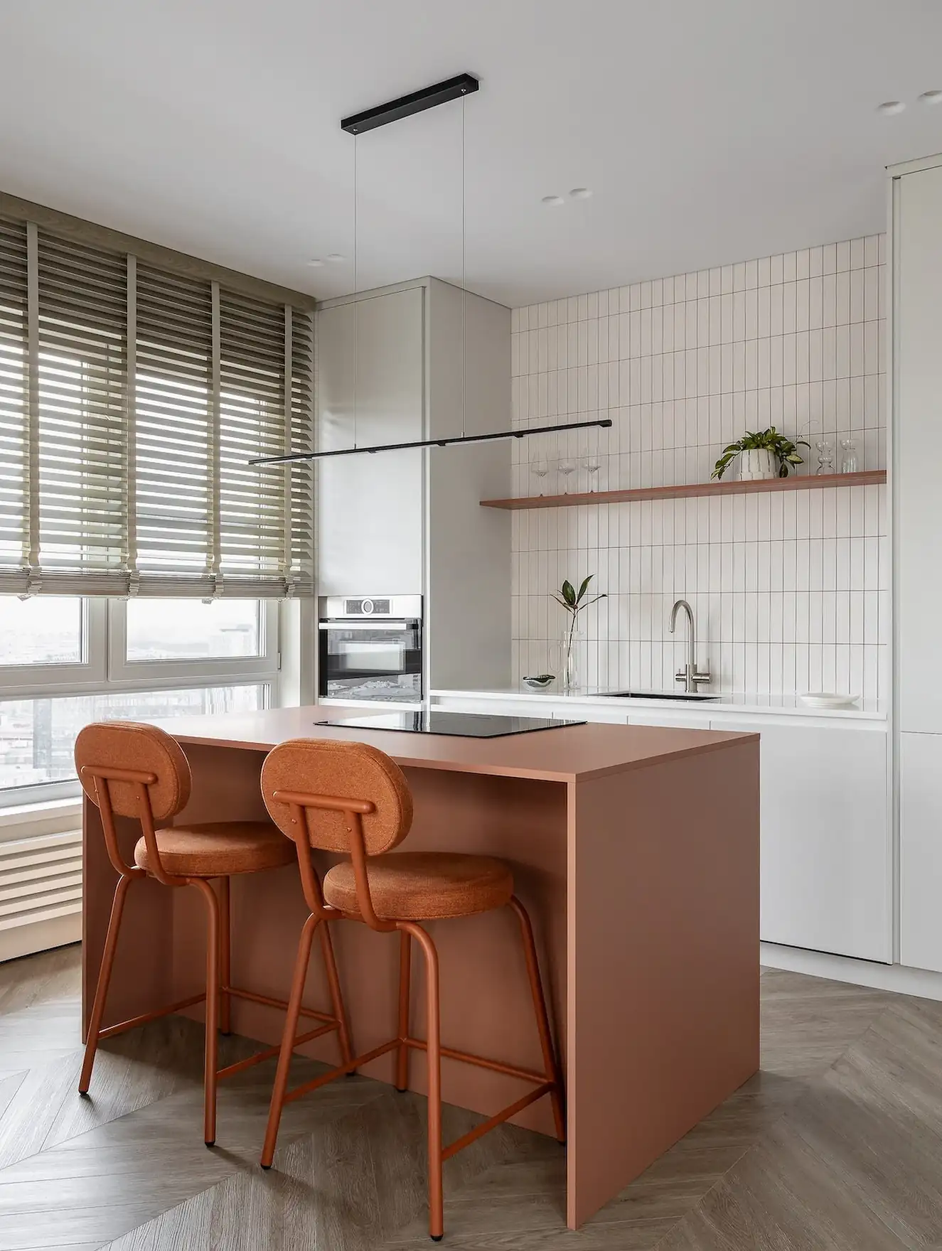 Dolgozósarok a szekrényben, konyhasziget, színes részletek 56 m2-en