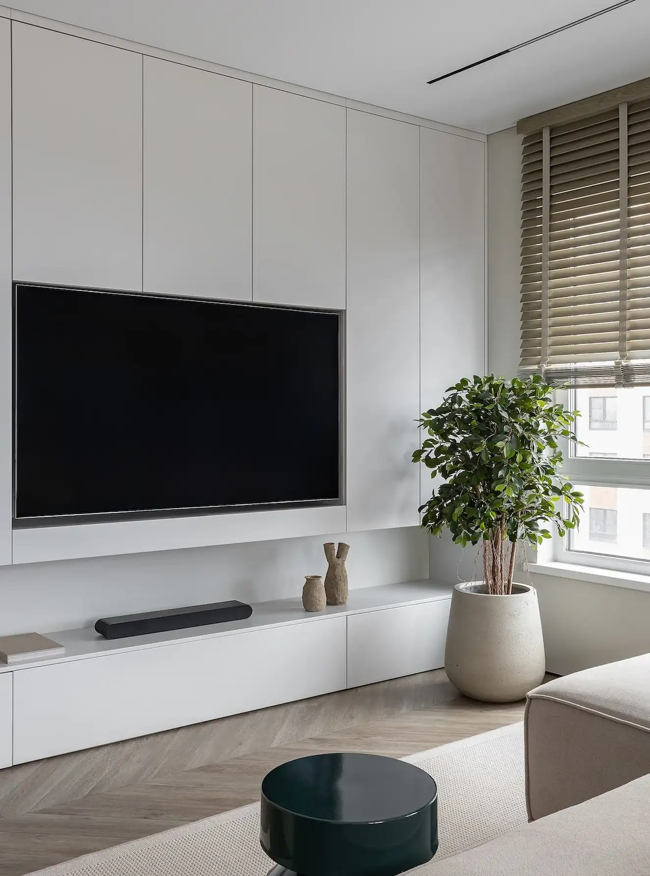 Dolgozósarok a szekrényben, konyhasziget, színes részletek 56 m2-en