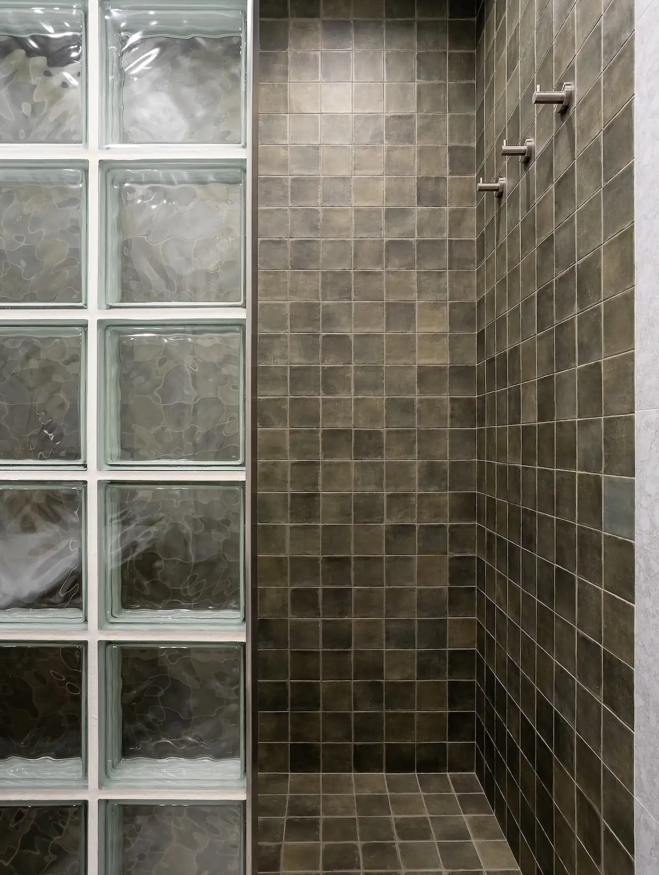 Dolgozósarok a szekrényben, konyhasziget, színes részletek 56 m2-en