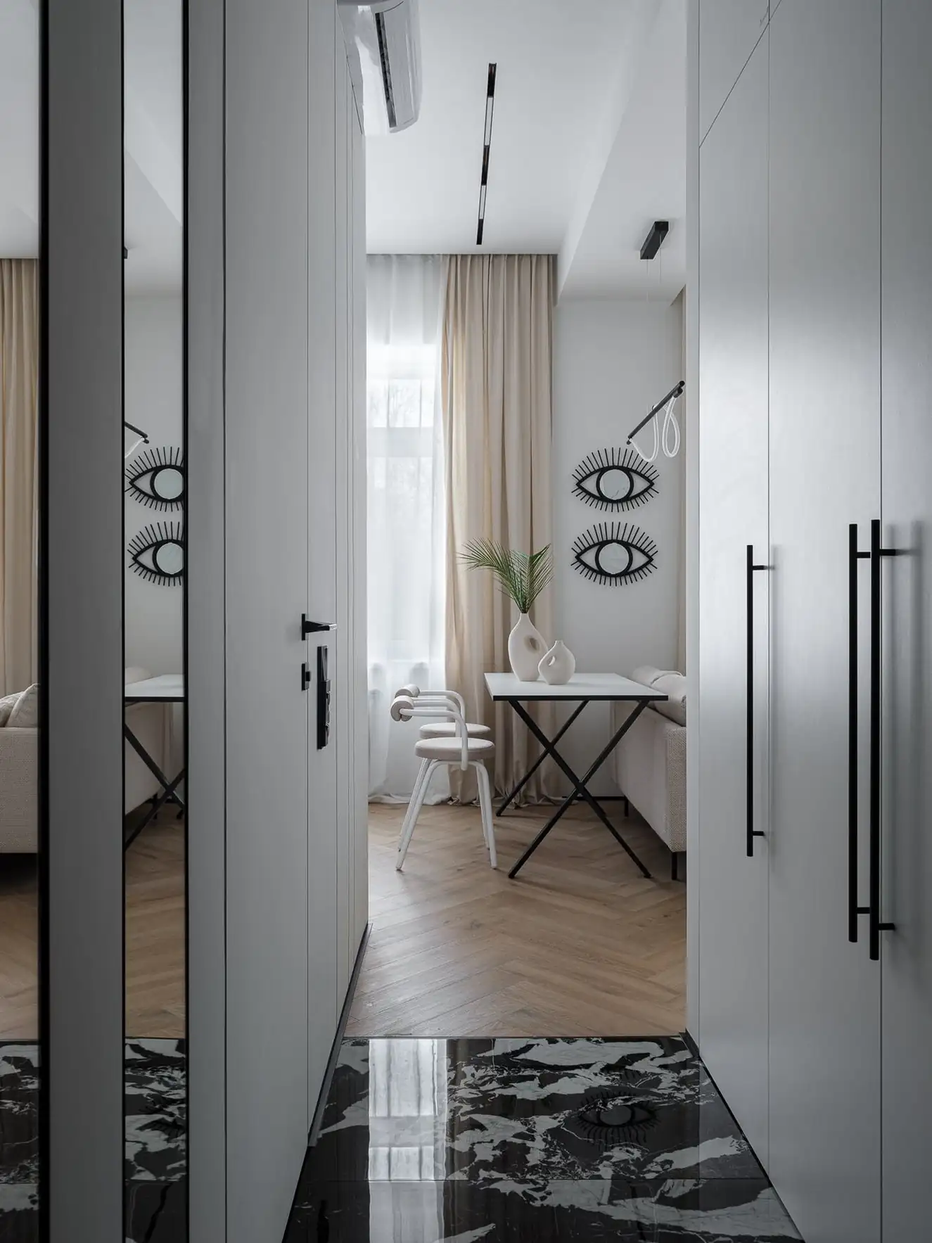 Lepukkant kis tégla lakásból modern minimalista otthon