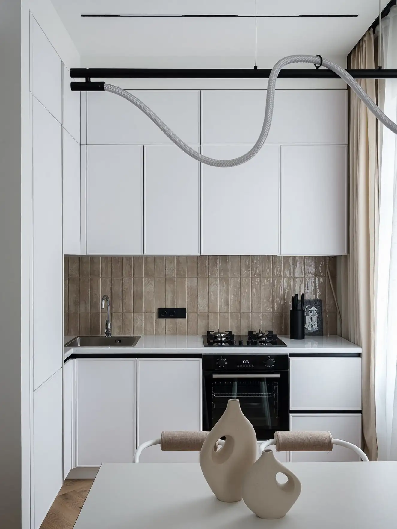 Lepukkant kis tégla lakásból modern minimalista otthon