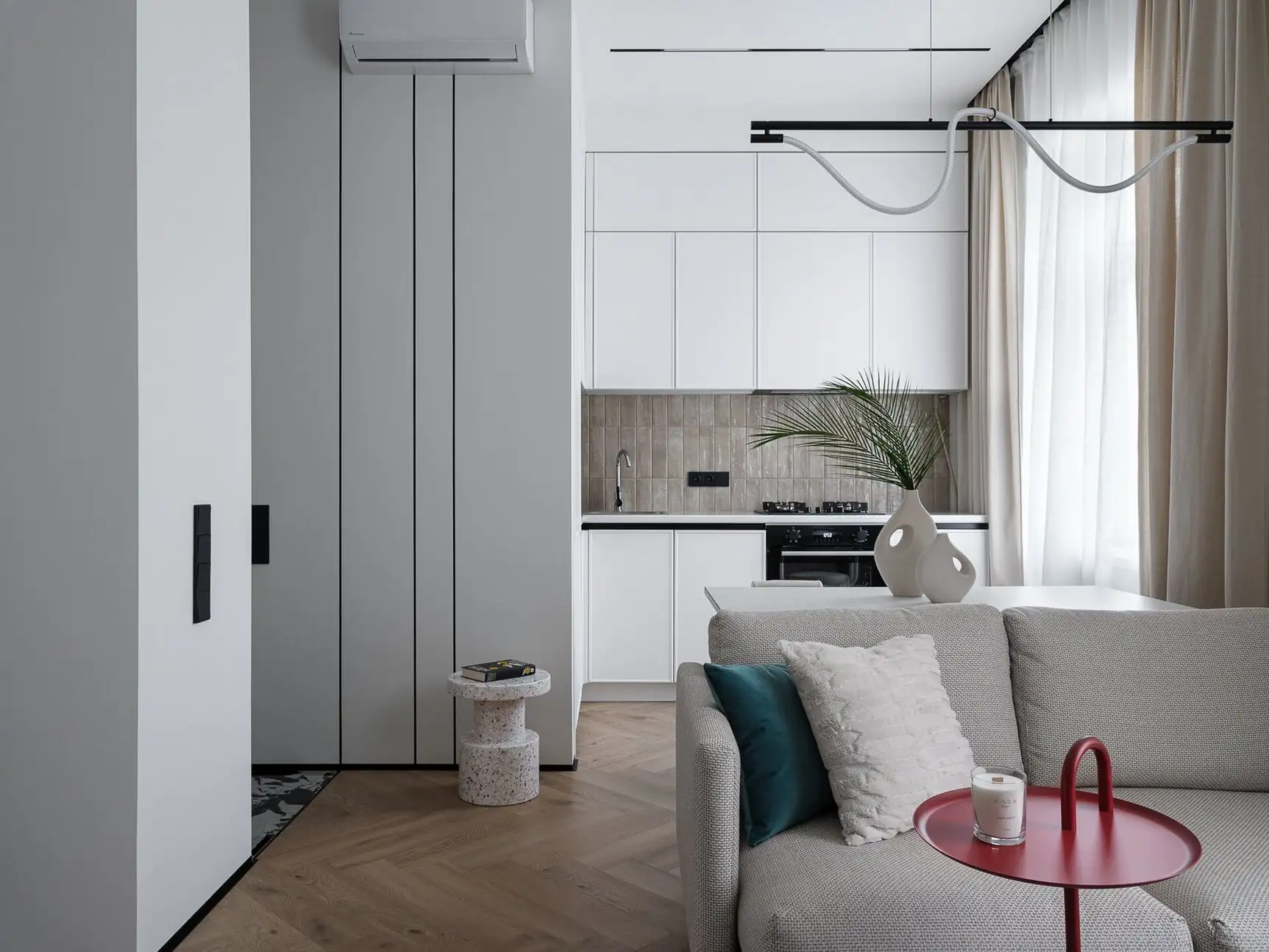 Lepukkant kis tégla lakásból modern minimalista otthon